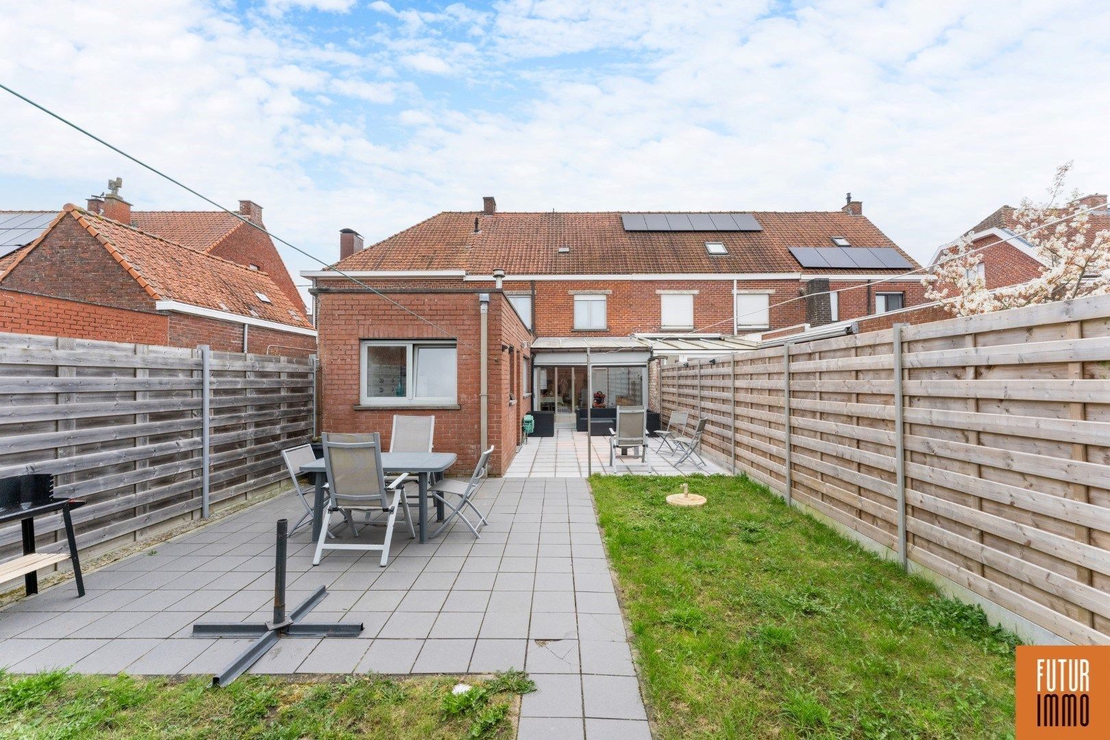 Te moderniseren woning mét garage en uitweg foto 2