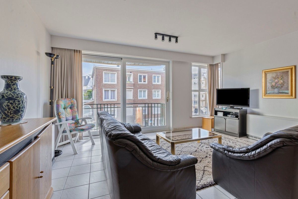 Ruim appartement met twee slaapkamers te koop in Koksijde. foto {{pictureIndex}}