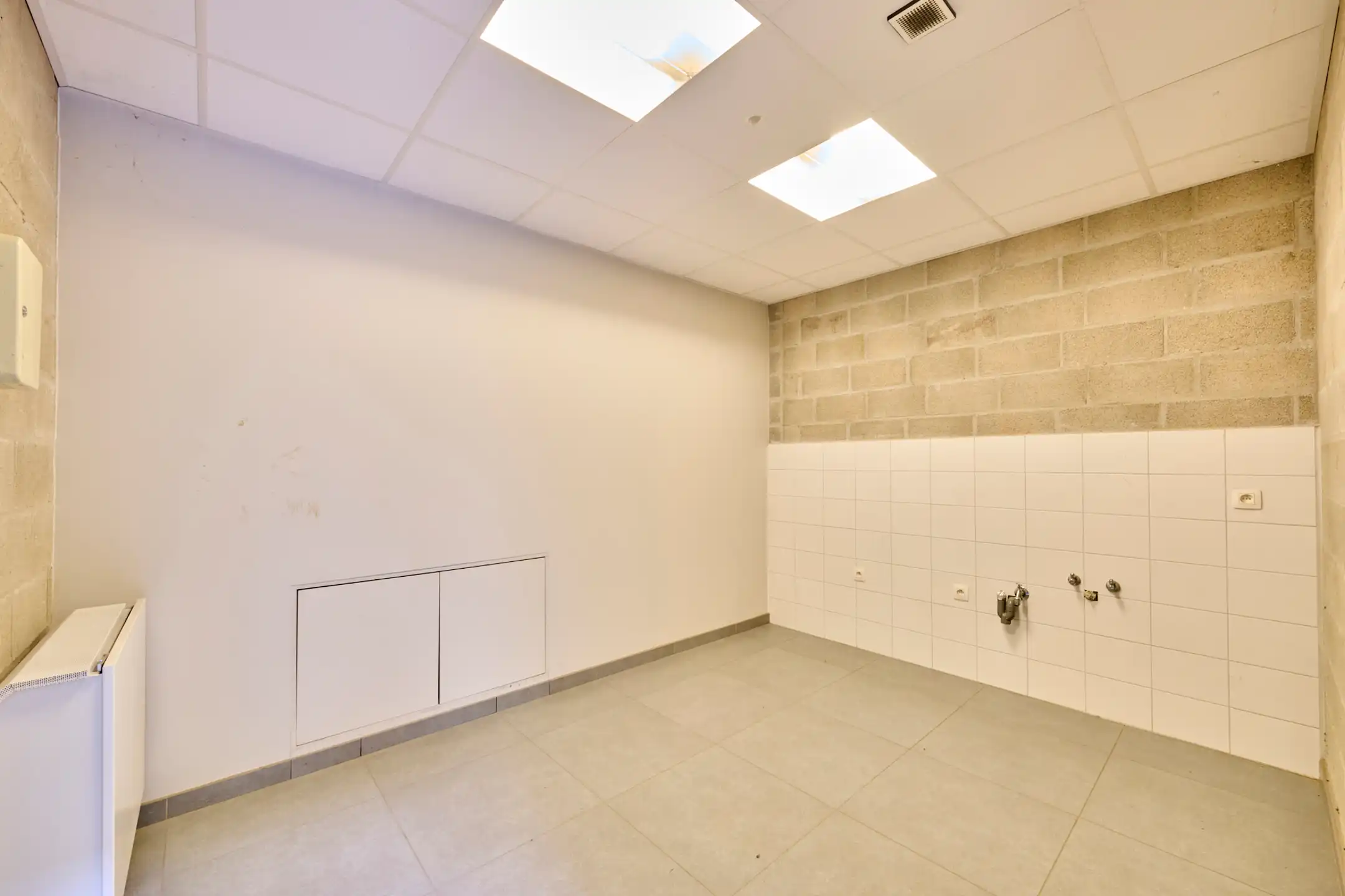 MULTIFUNCTIONEEL BEDRIJFSGEBOUW MET APPARTEMENT EN BUITENTERREIN foto 11