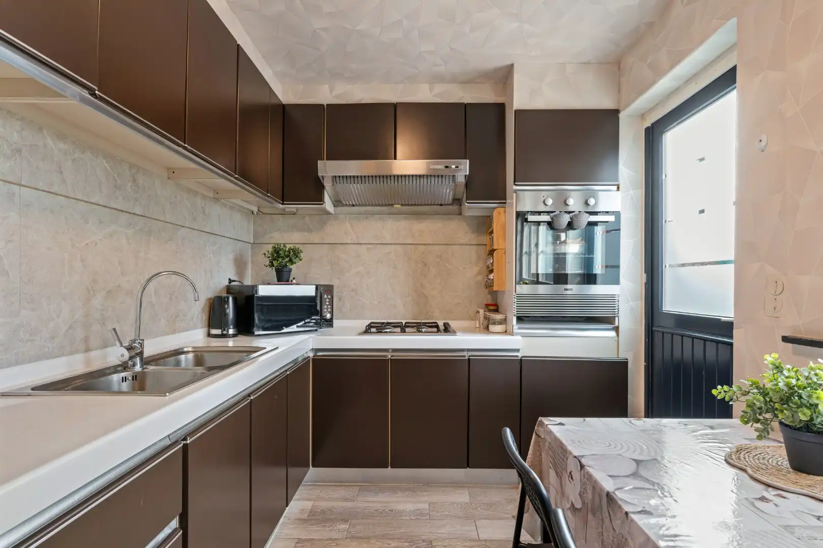 Instapklare woning met 4 slaapkamers, zonnige tuin en garage met oprit in Dadizele foto 5