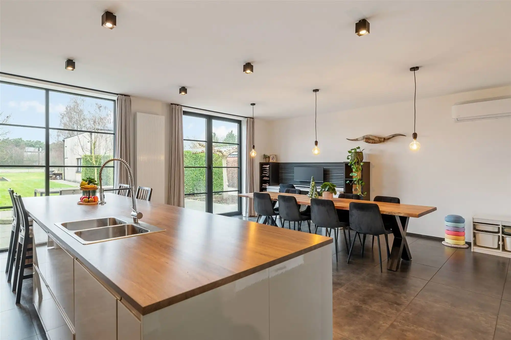 PRACHTIG GERENOVEERDE WONING MET RUIME GARAGE OP IDEALE LIGGING! foto 3