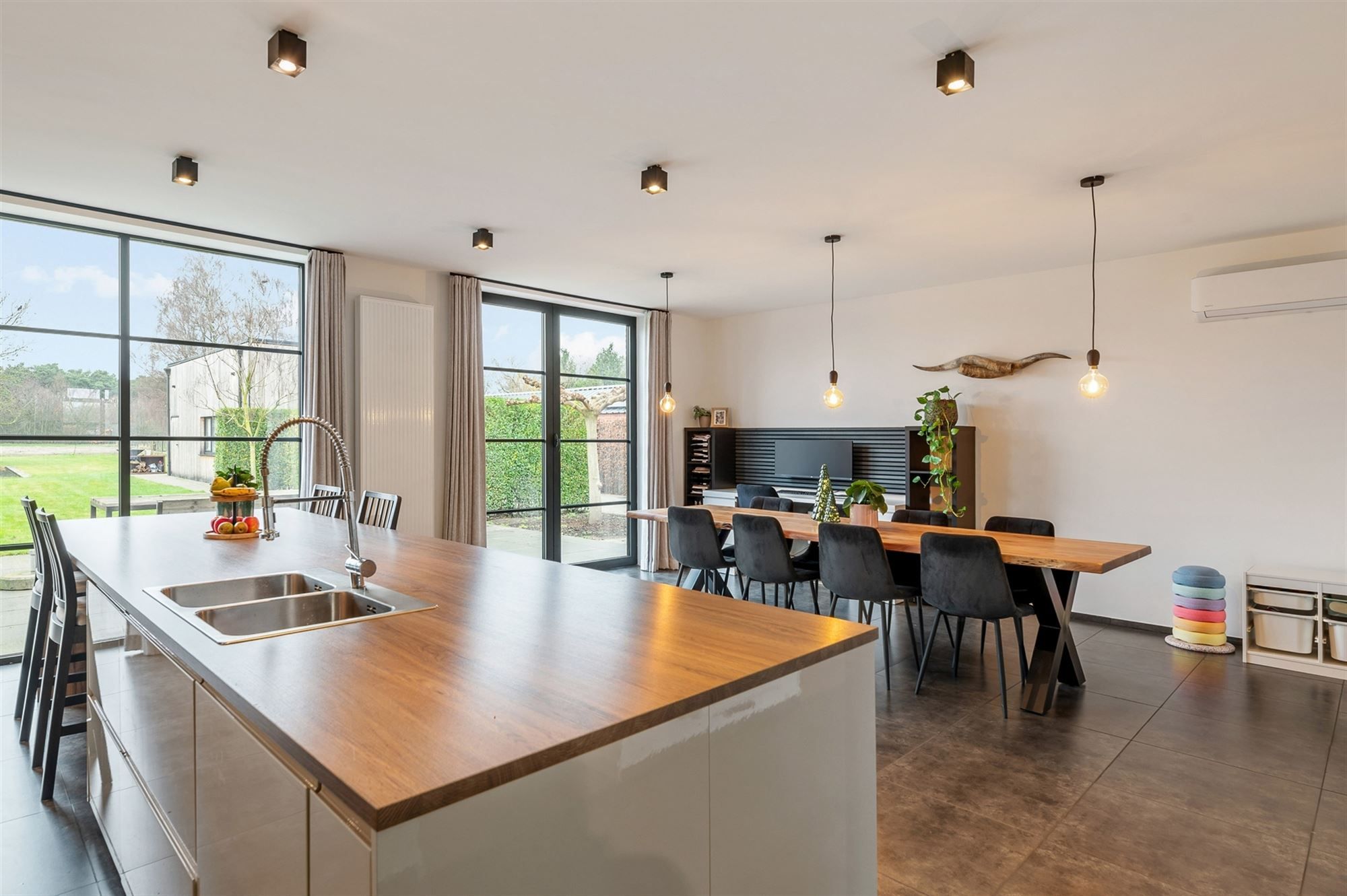 PRACHTIG GERENOVEERDE WONING MET RUIME GARAGE OP IDEALE LIGGING! foto 3