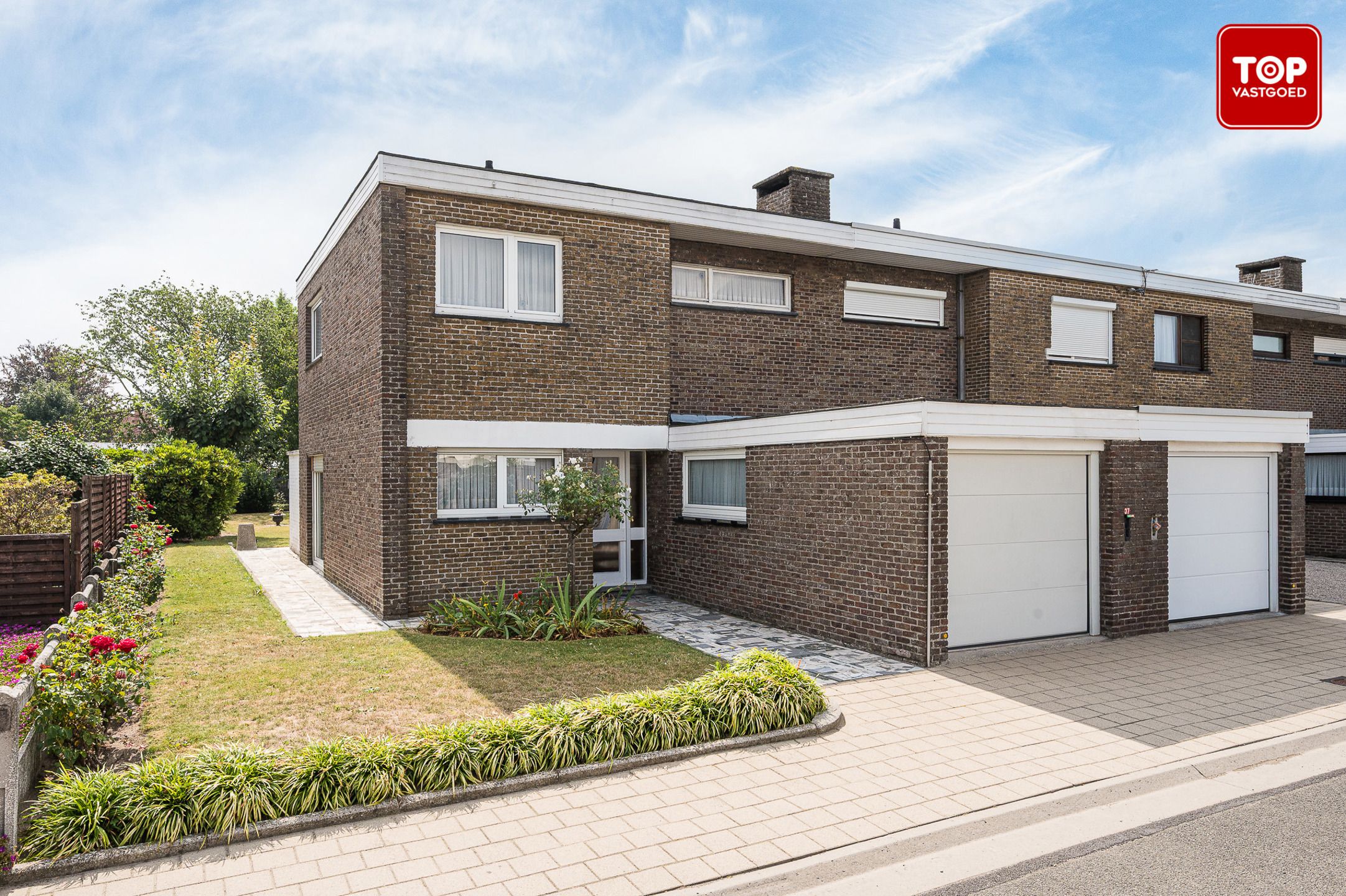 Hoofdfoto van de publicatie: Te renoveren woning met potentieel in rustige buurt 