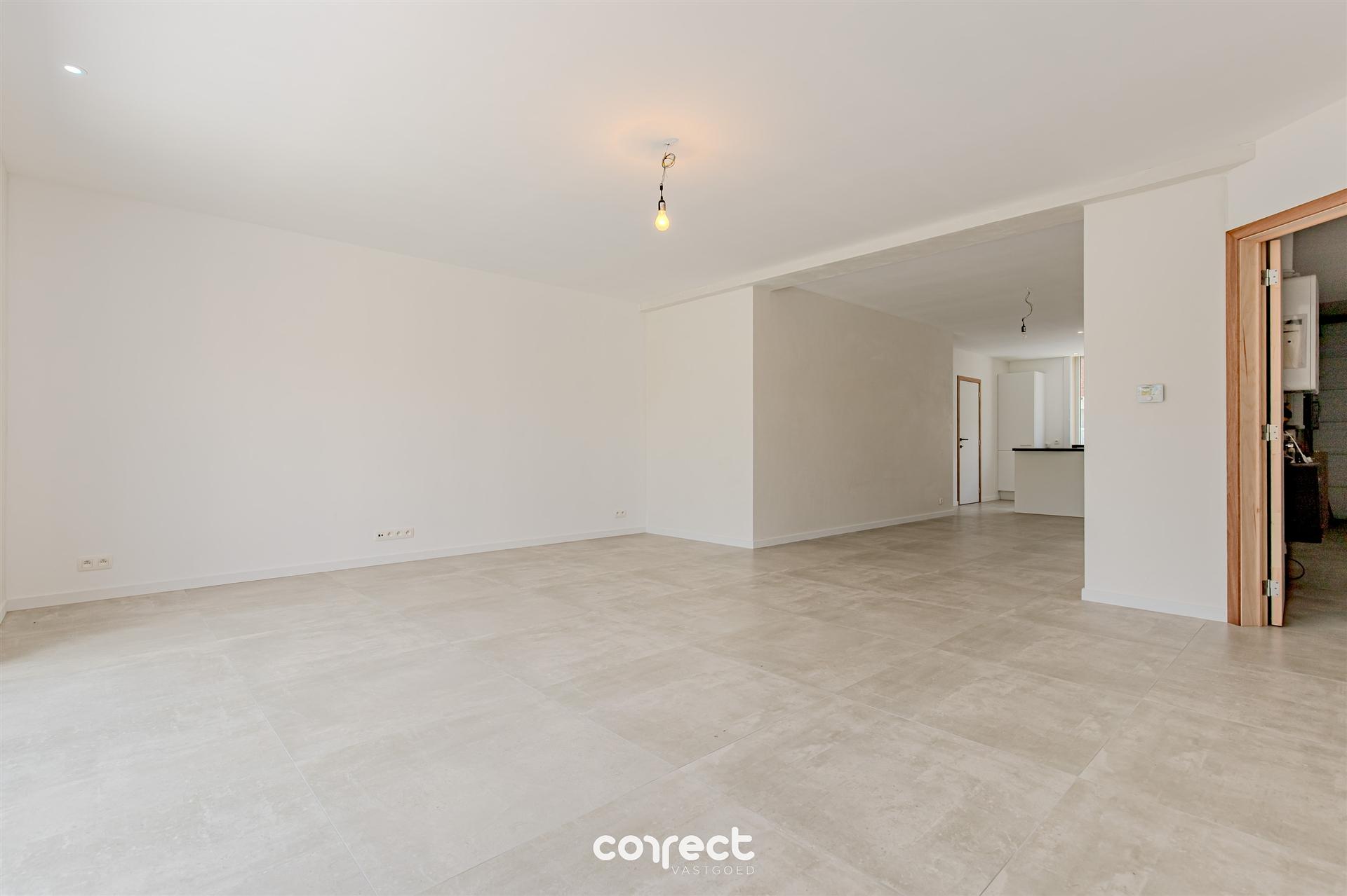 Volledig gerenoveerde, stijlvolle woning met 4 slaapkamers, 2 badkamers en een ruime zongerichte tuin, Instapklaar en energiezuinig! foto 2