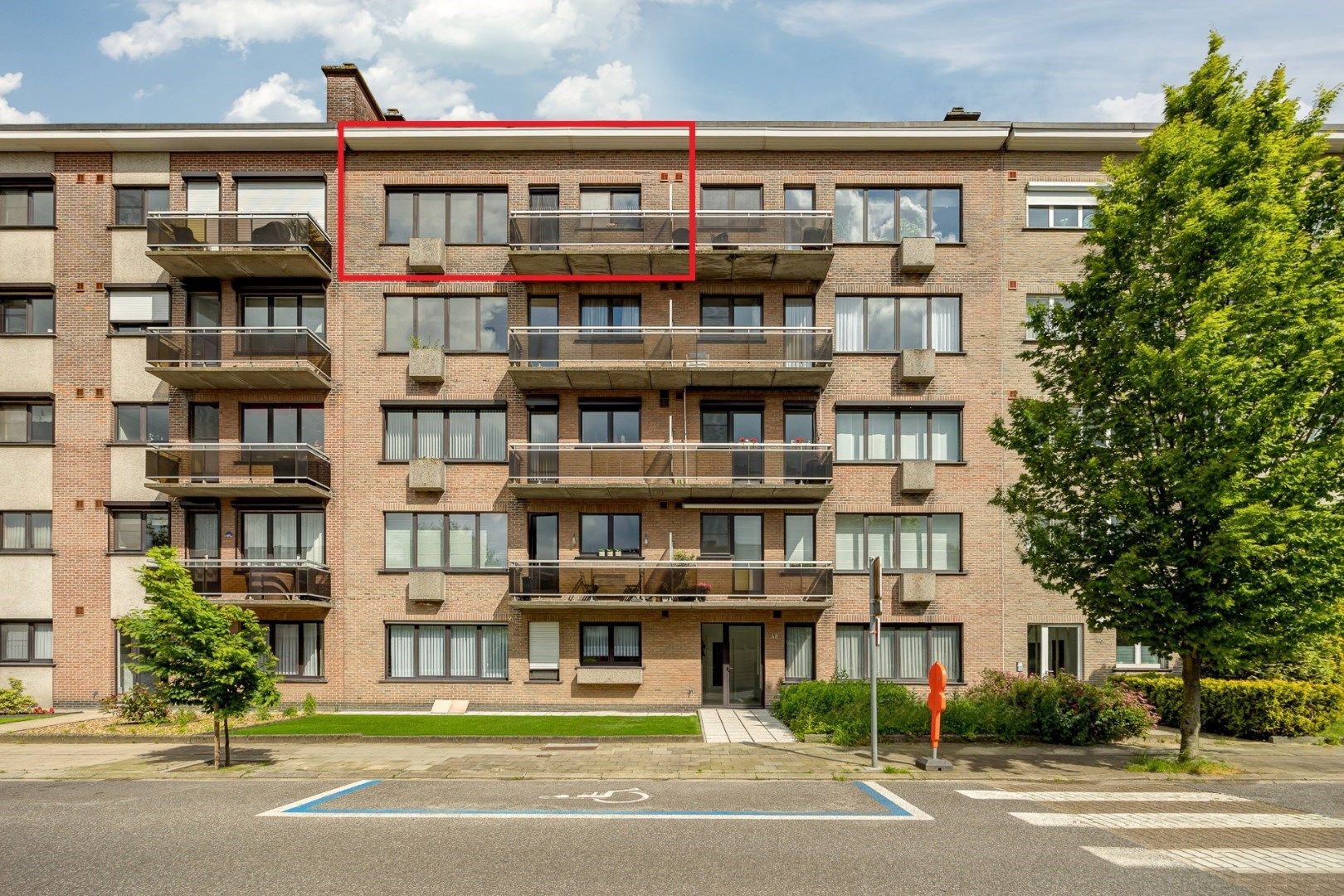 Ruim dakappartement met drie slaapkamers te Borsbeek foto 1