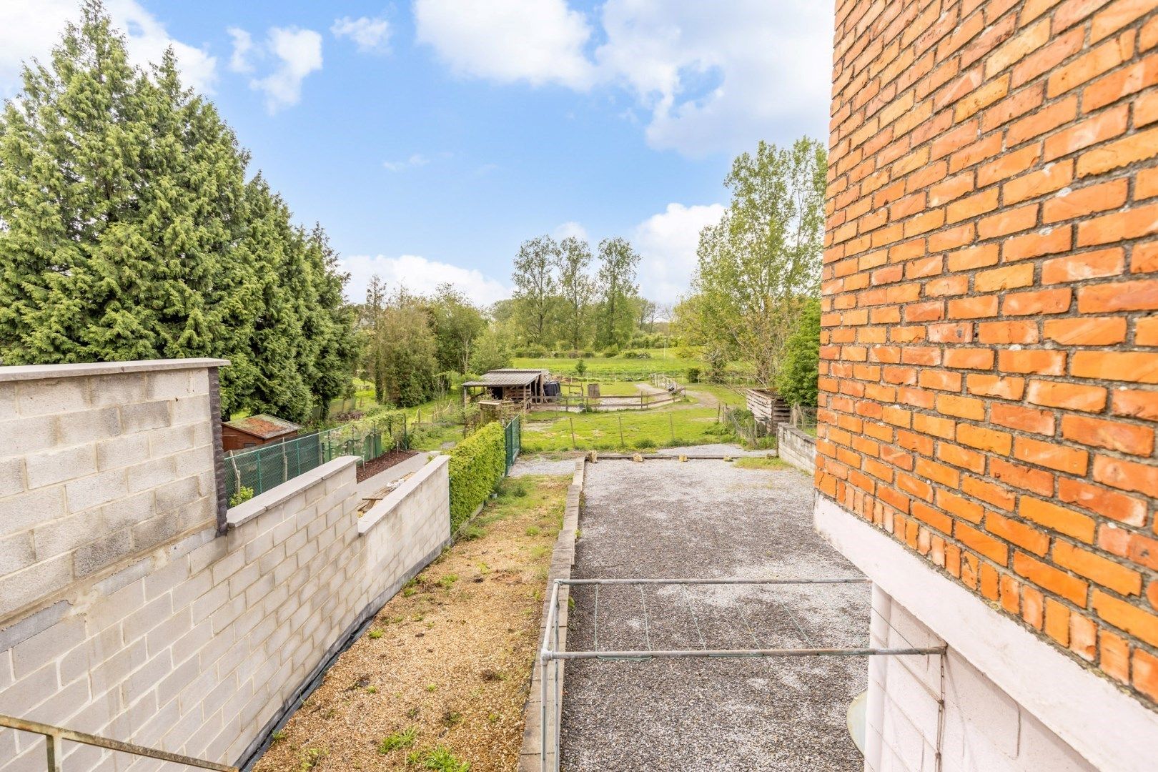 Ruime woning met 4 slaapkamers, garage en diepe tuin met inrit foto 24