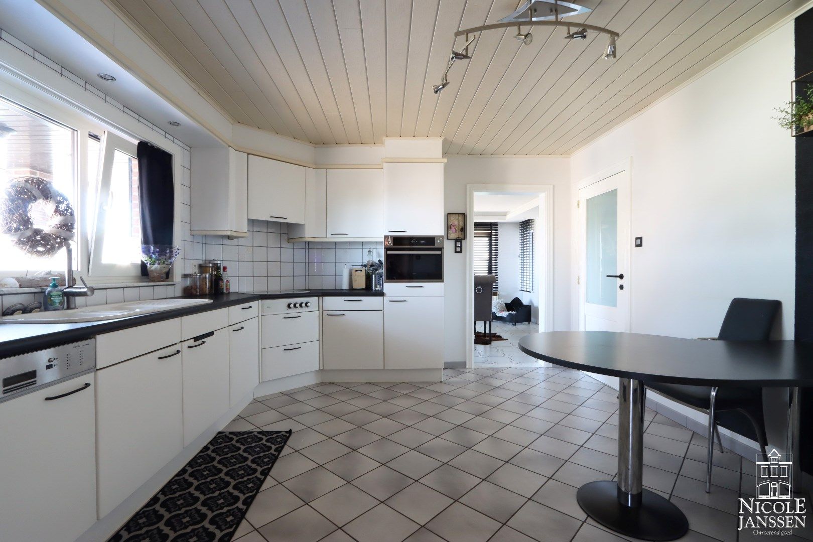 Instapklare gezinswoning met drie slaapkamers, twee badkamers, grote kelder en vrijstaande garage foto 10