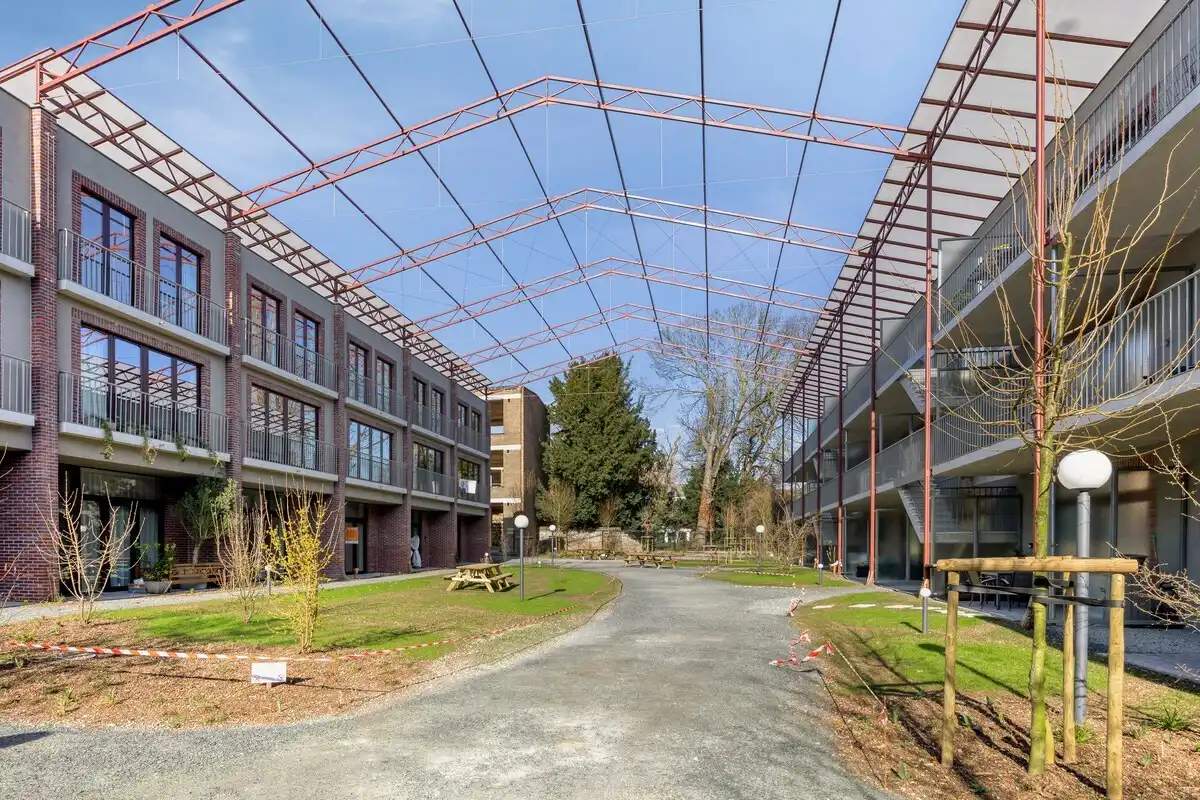 Instapklare woning met zeer goede afwerking, 3 slaapkamers, 3 badkamers, tuin, terras en autostaanplaats in het centrum van Tienen – EPC 27 kWh/m² - bewoonbare  foto 2