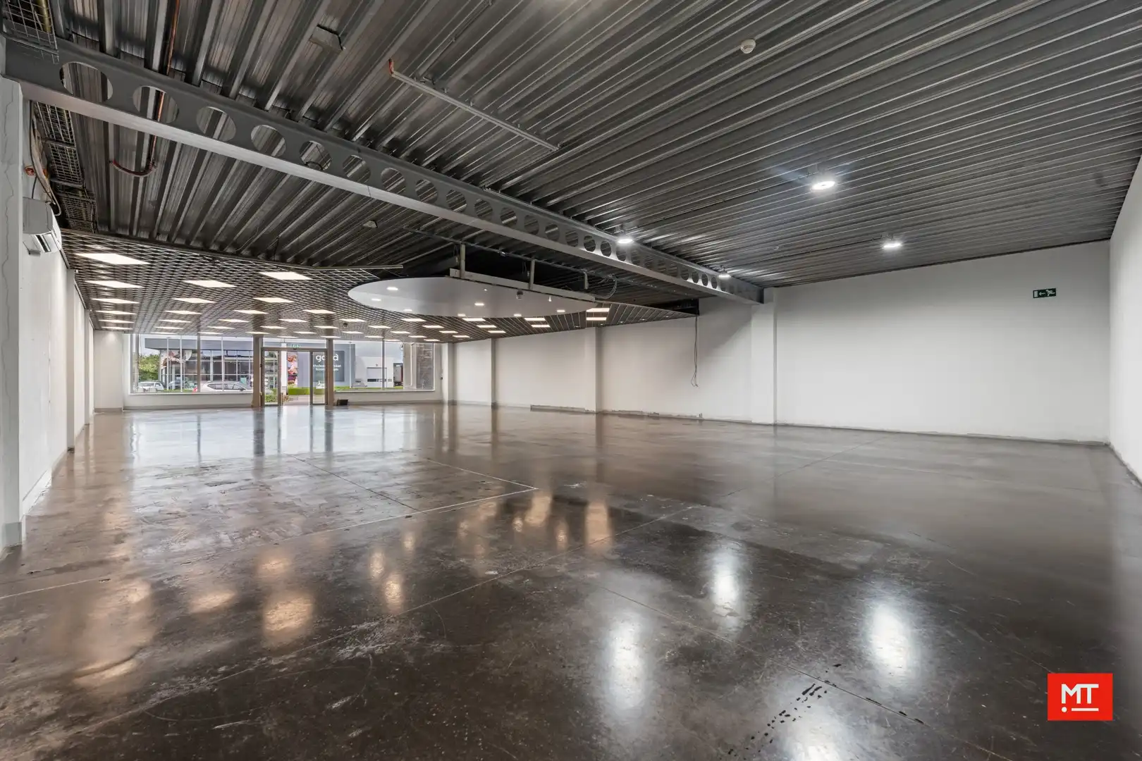 Baanwinkel te huur in het Mammoet Center te Roeselare foto 7