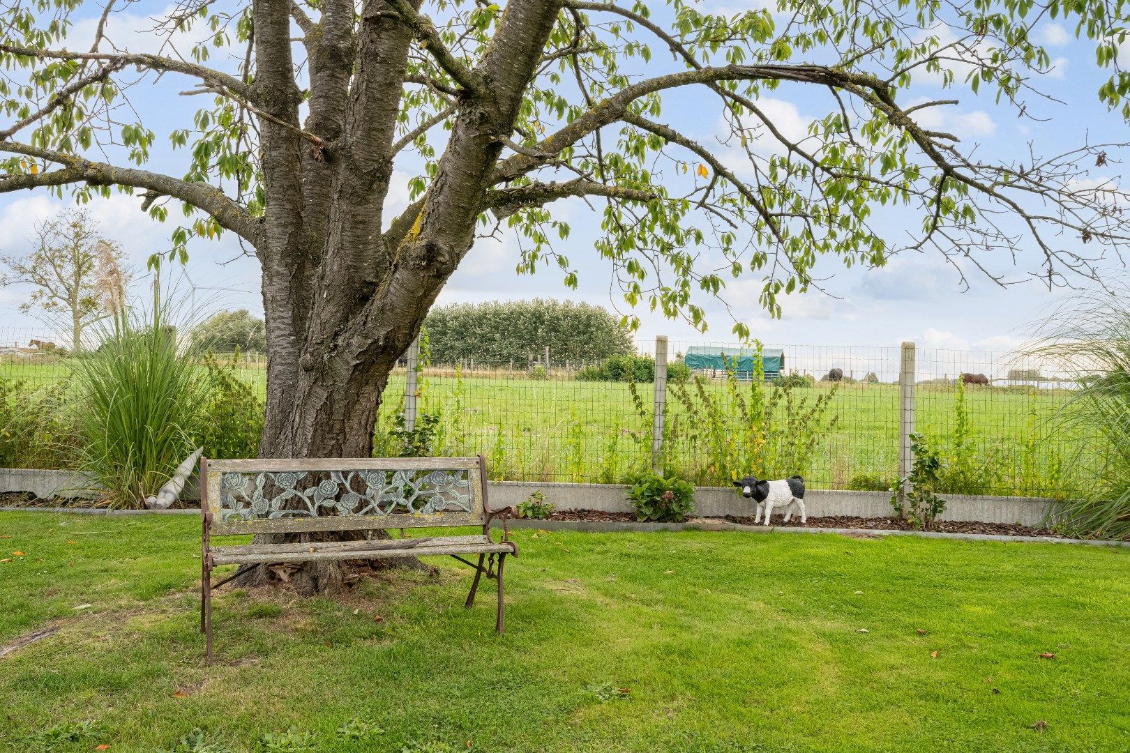 Volledig gerenoveerde solide woning met grote tuin foto 23