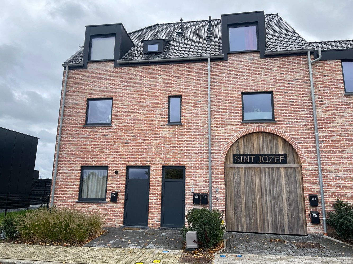 Gelijkvloers appartement met ruim terras, parkingsplaats en extra berging foto {{pictureIndex}}