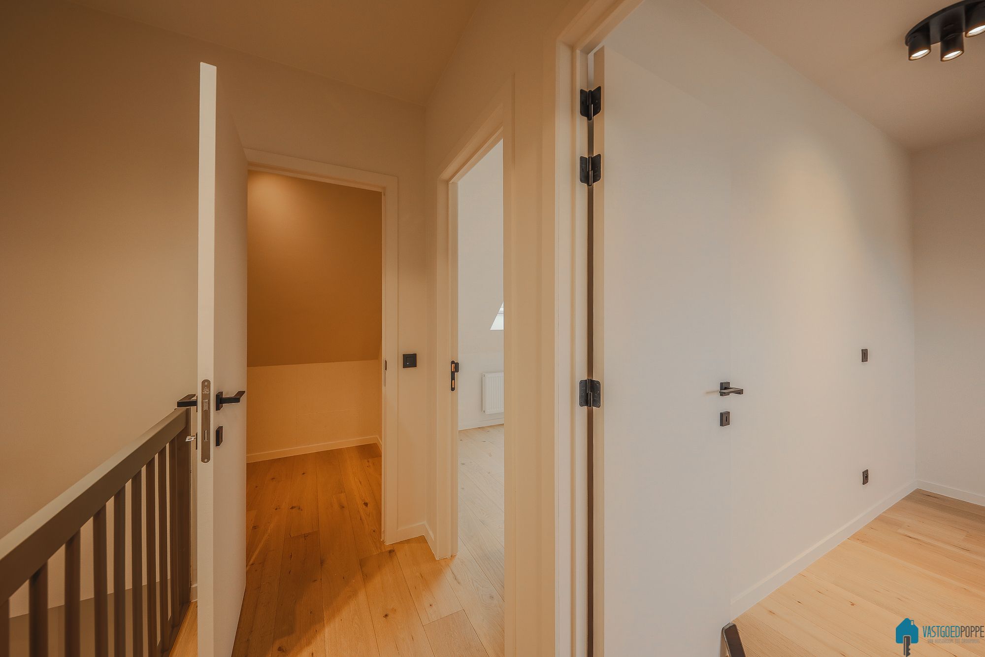 KWALITATIEF GERENOVEERDE ÉÉNGEZINSWONING MET TERRAS & TUIN foto 22