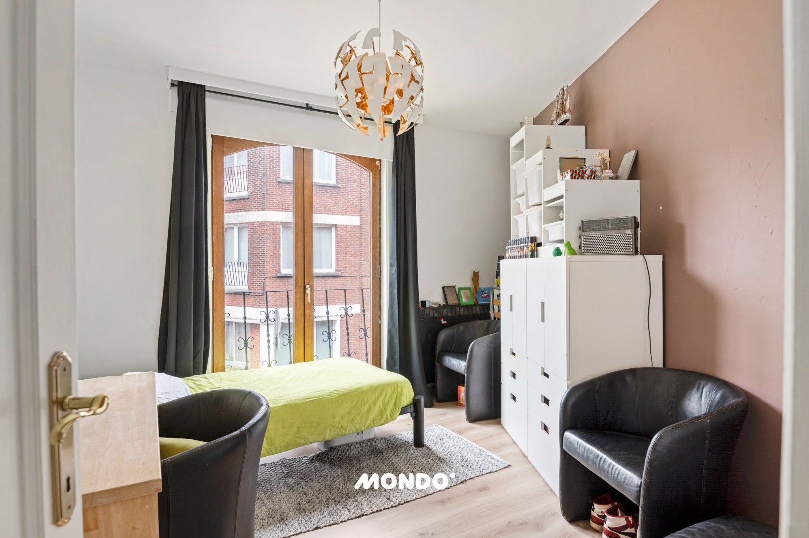 Instapklaar en ruim appartement met 3 slaapkamers, terras en garage in hartje Hemiksem foto 8