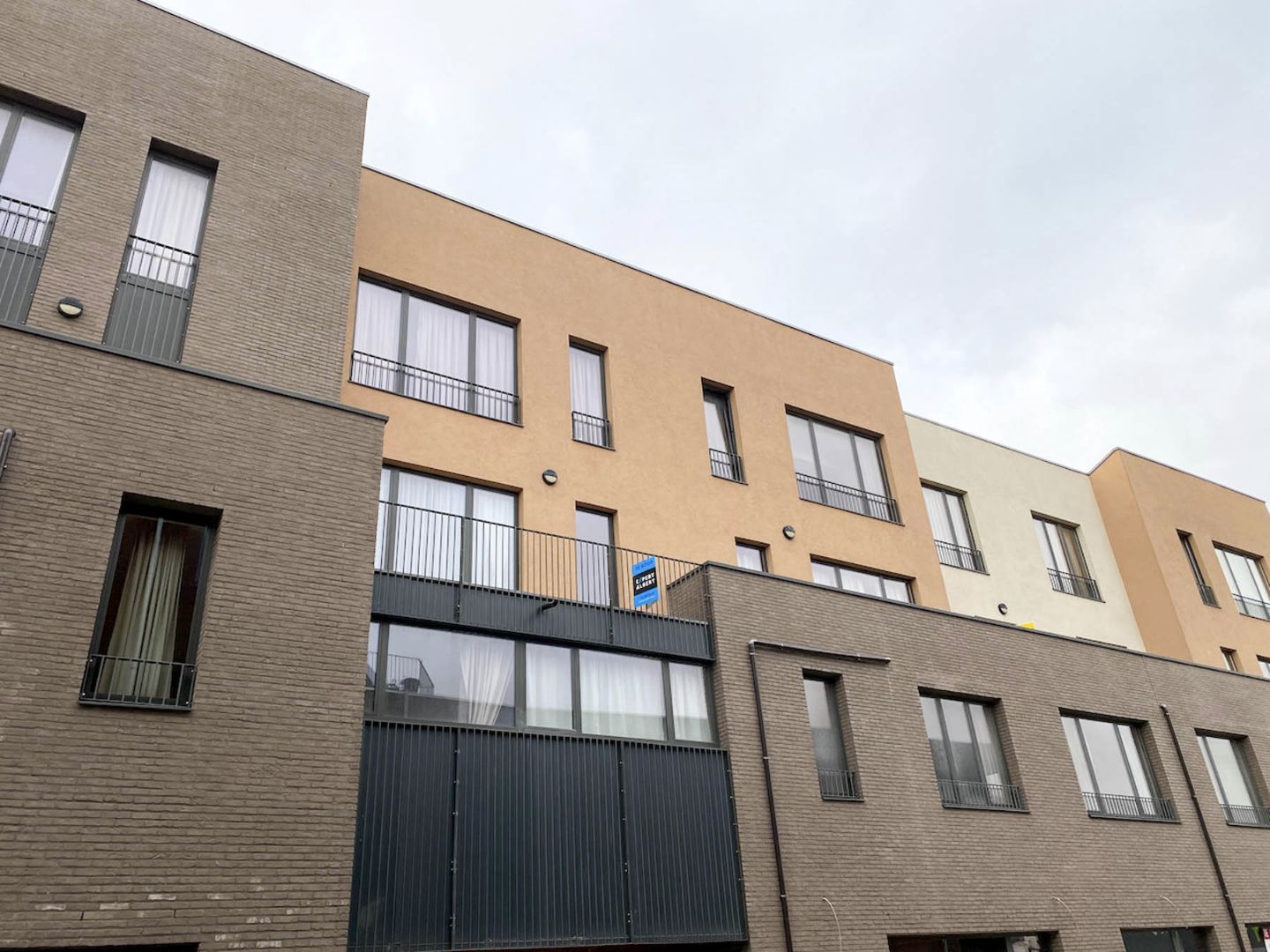 Moderne serviceflat met terras centrum ALSEMBERG - BEERSEL foto {{pictureIndex}}