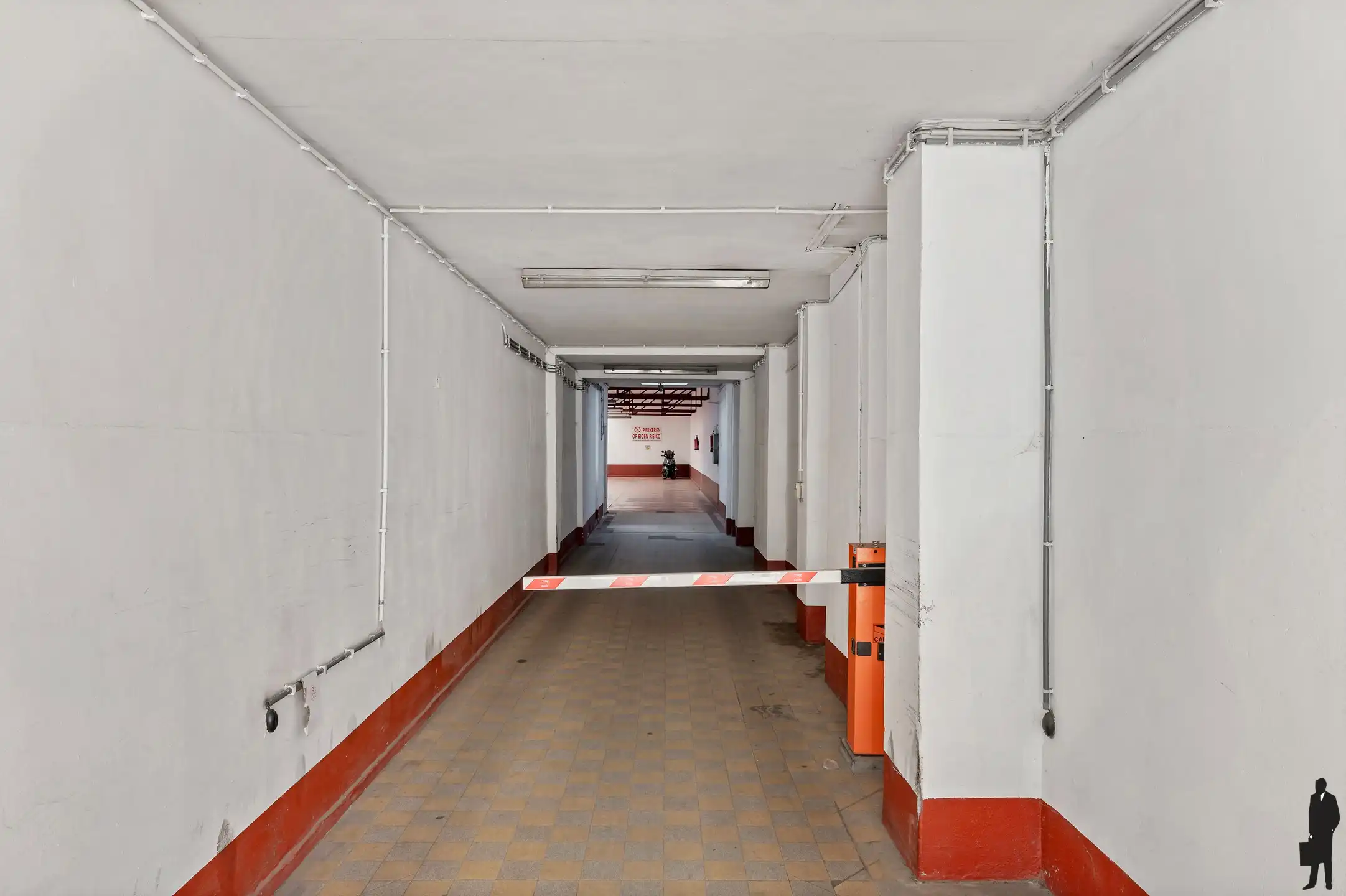 Parkinggebouw met 11 staanplaatsen op de Italiëlei.  foto 4