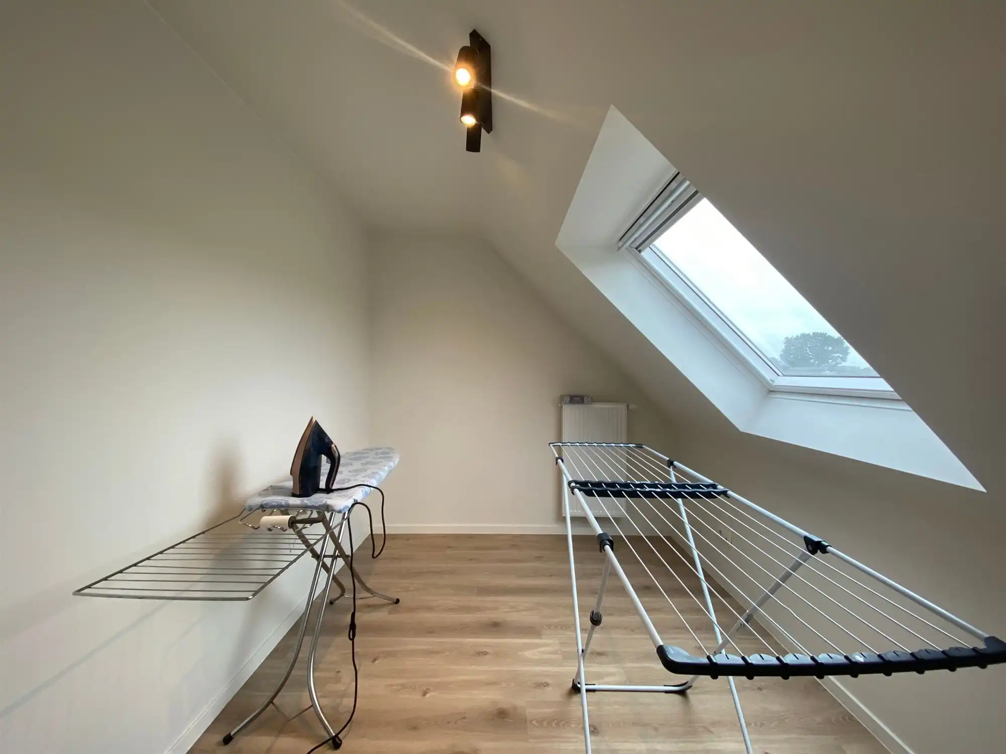 Mooi afgewerkte halfopen woning met 4 slaapkamers en inpandige garage foto 18
