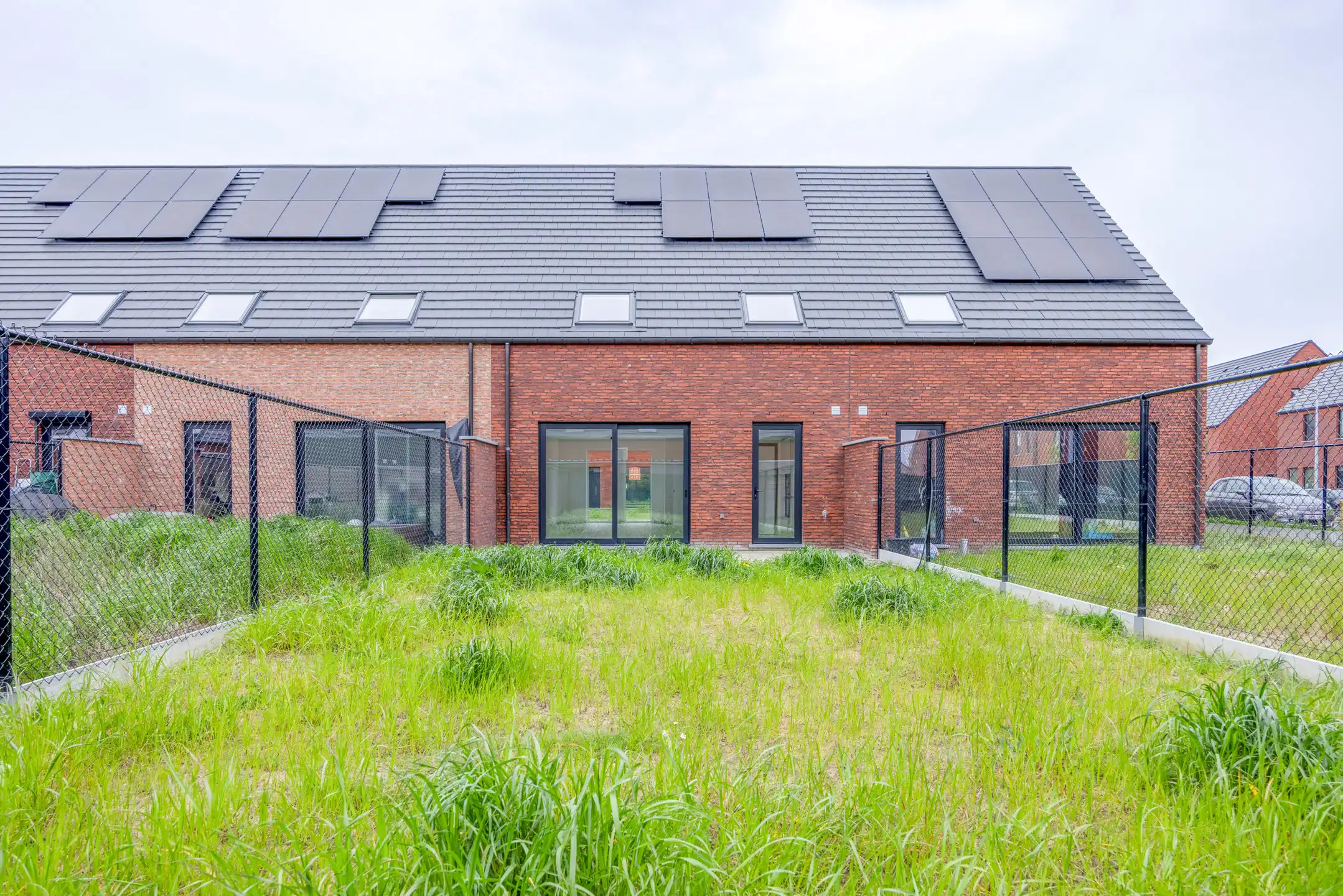 Halfopen woning met ruime tuin op rustige locatie foto 4