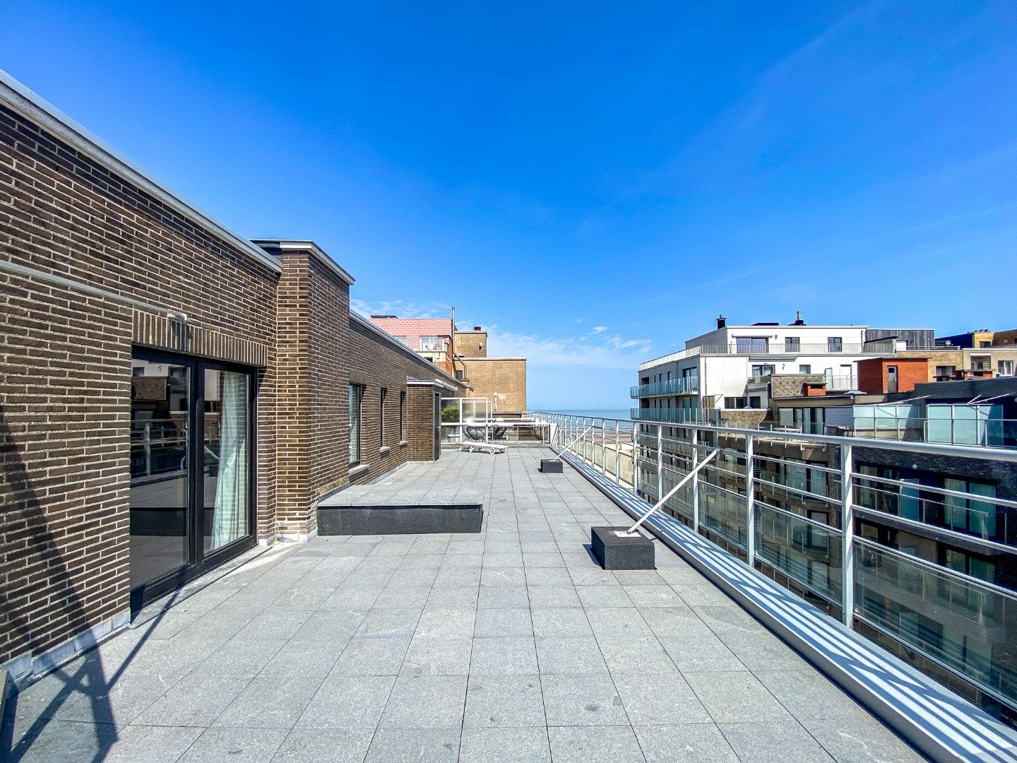 Ruim penthouse (3-slaapkamerappartement) met maar liefst 120m2 terrassen te Oostduinkerke-Bad.  foto 2