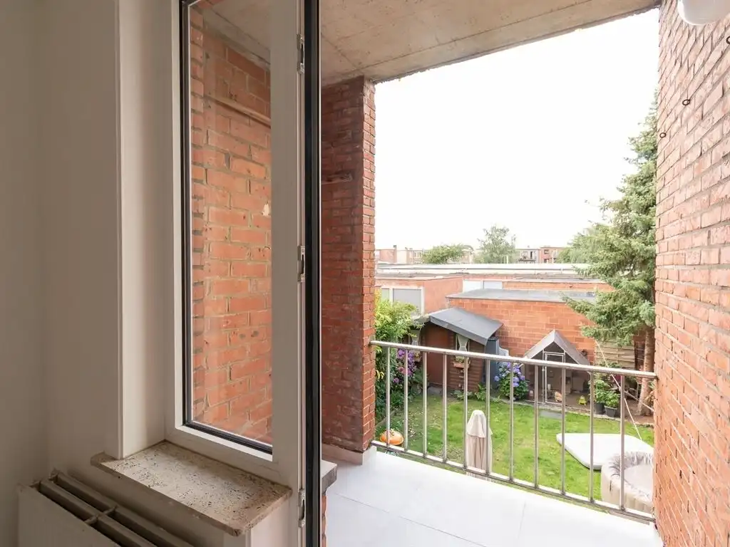 Gerenoveerd appartement met terras foto 12
