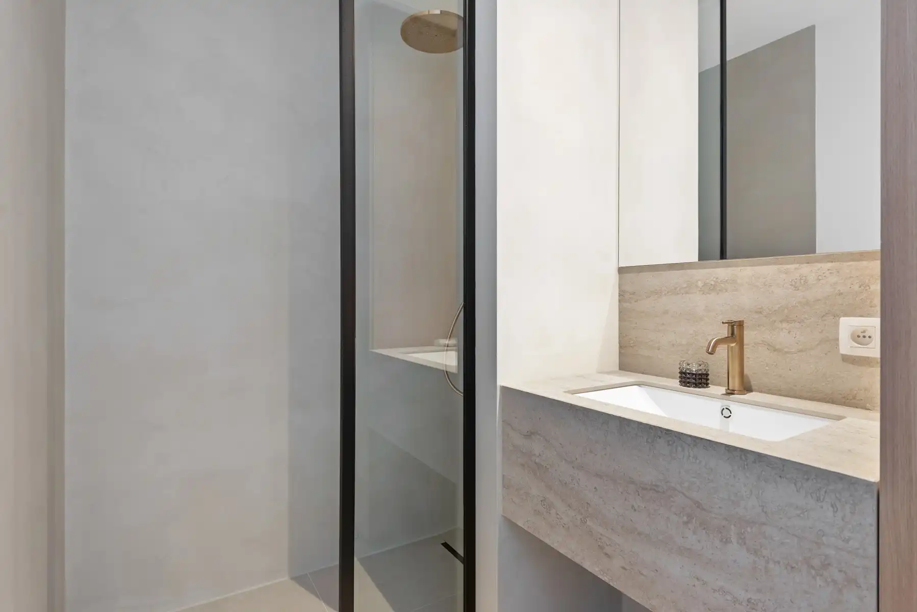 Prachtig afgewerkt nieuwbouwappartement inclusief 2 carports en 2 ruime bergingen. foto 15