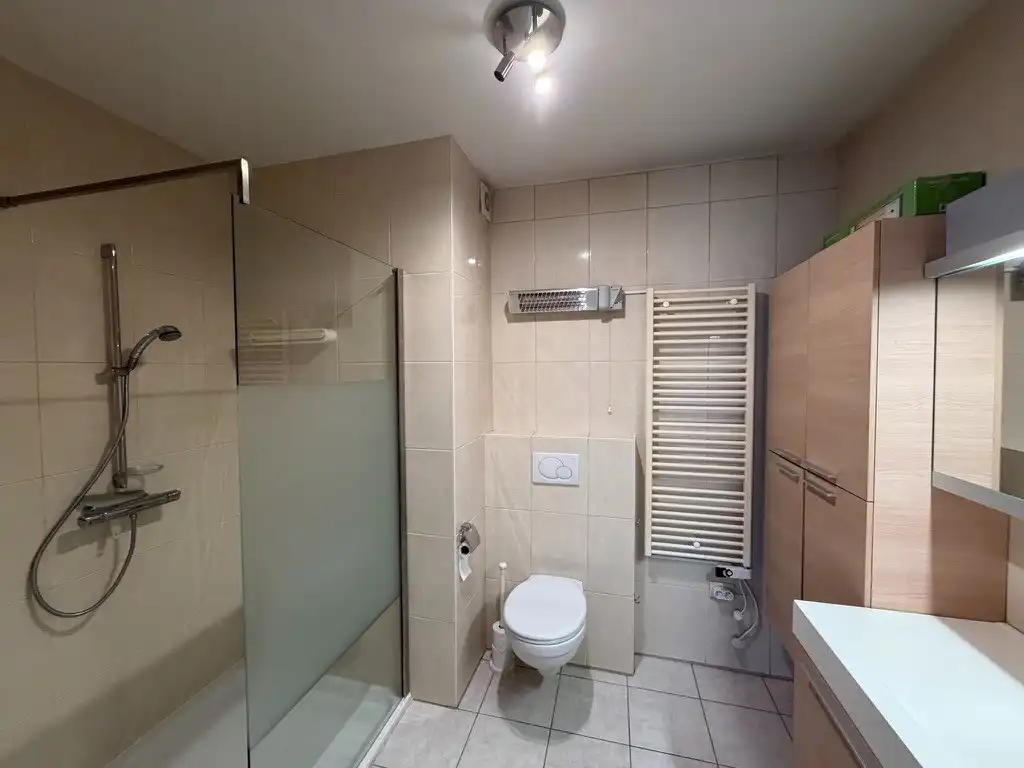 Genk-centrum, Oude Markt 4 bus 11: Ruim en energiezuinig appartement (133 m²) met 2 slaapkamers, overdekt terras, dubbele autostaanplaats en kelderberging. foto 16