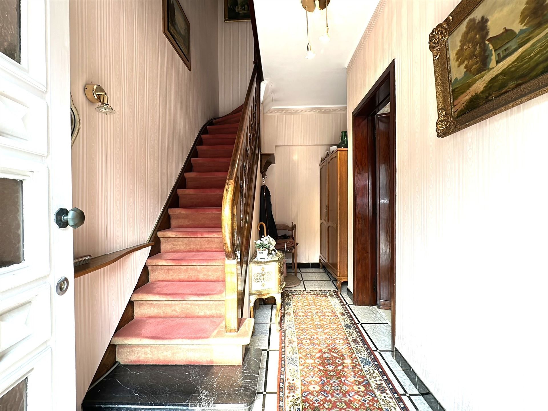 Charmante op te frissen woning met veel potentieel foto 2