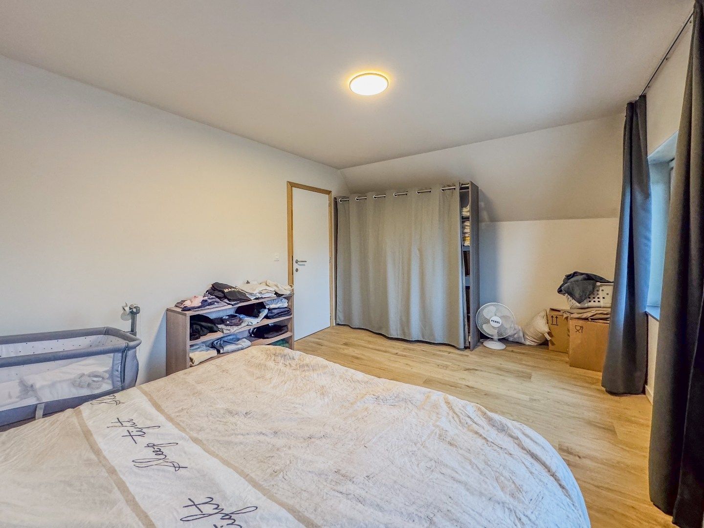 Volledig gerenoveerde woning met 3 slaapkamers, carport en tuin. foto 14