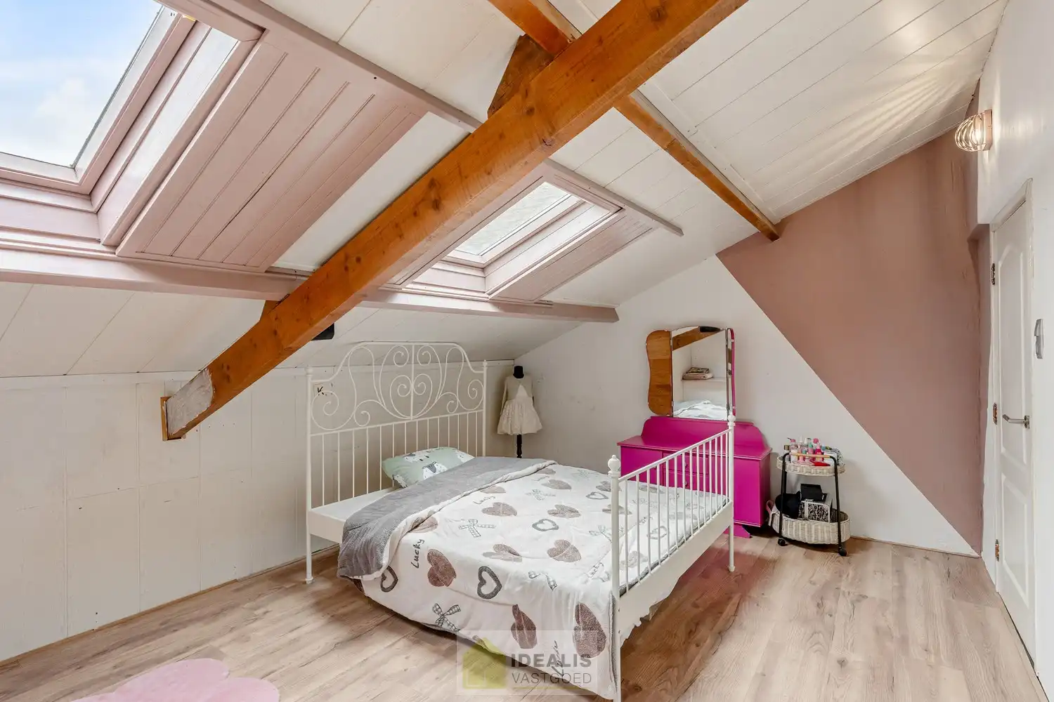 CHARMANTE EN GOED ONDERHOUDEN WONING MET 2 SLAAPKAMERS, 2 BADKAMERS, KNAP UITGERUSTE KEUKEN EN LICHTRIJKE WOONKAMER OP EEN HEERLIJK PERCEEL MET GROEN VERGEZICHT! foto 23