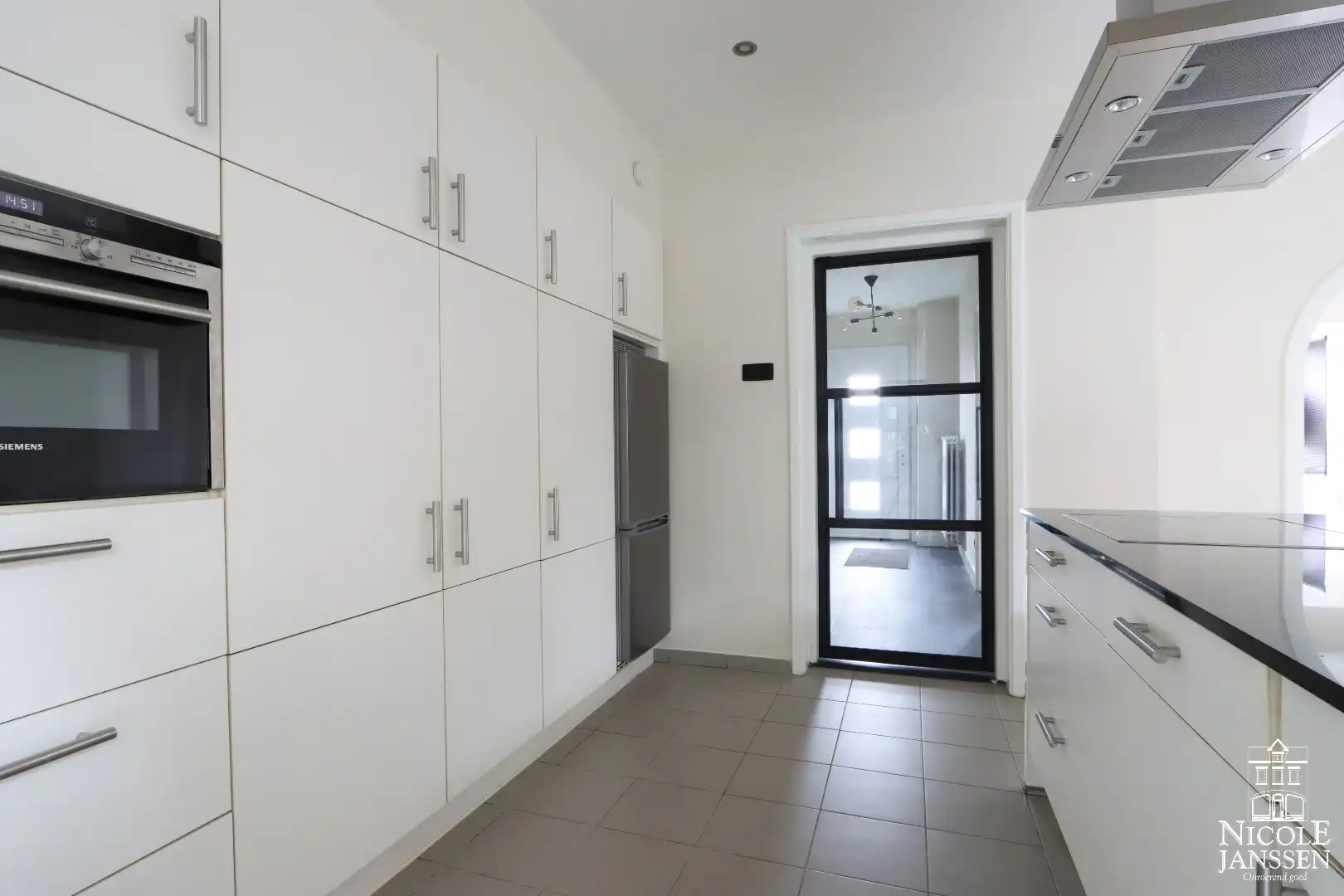 Compleet gerenoveerde ruime stadswoning met gezellige binnenkoer foto 6