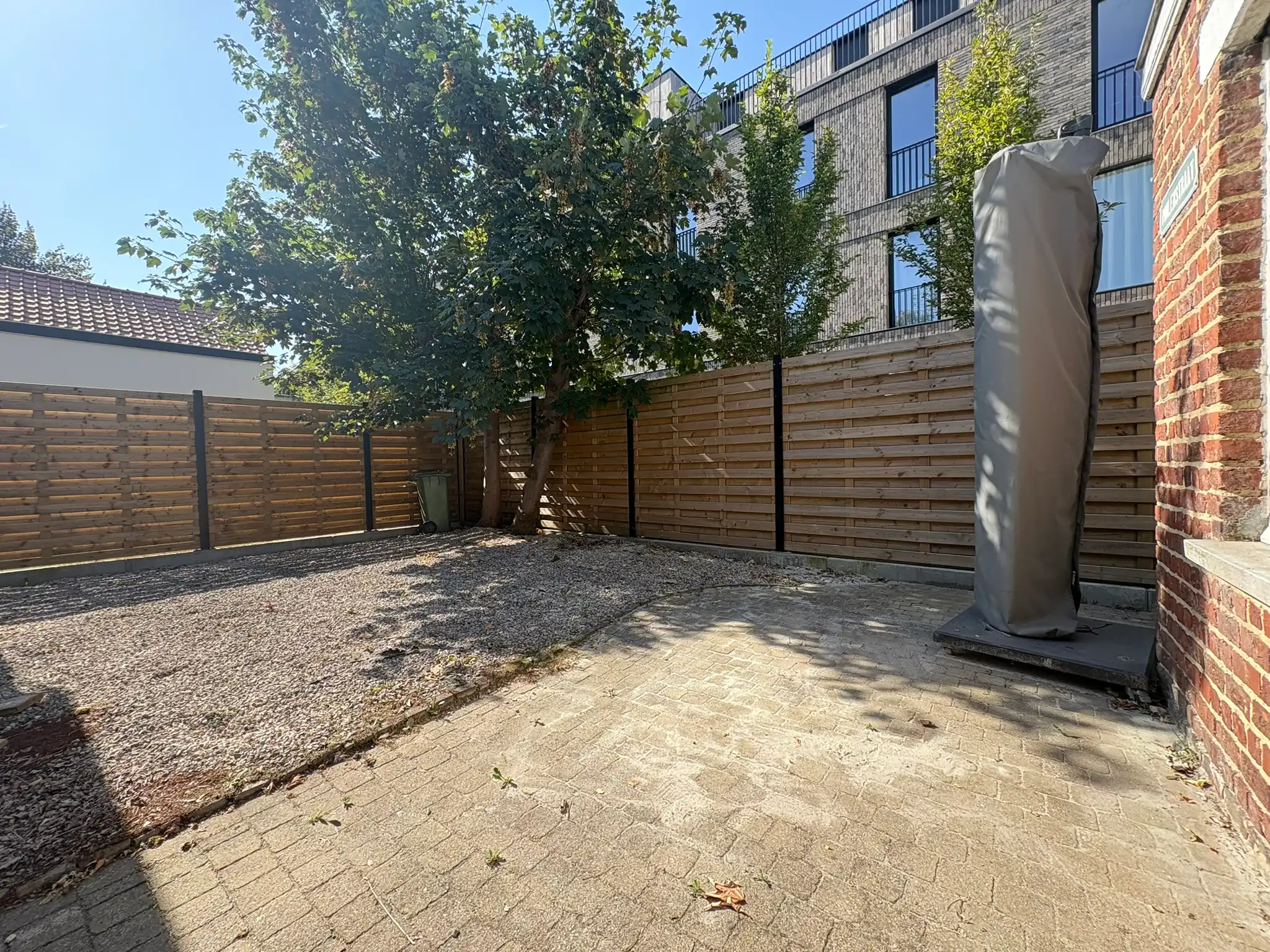 Centraal gelegen ruime woning met garage foto 11