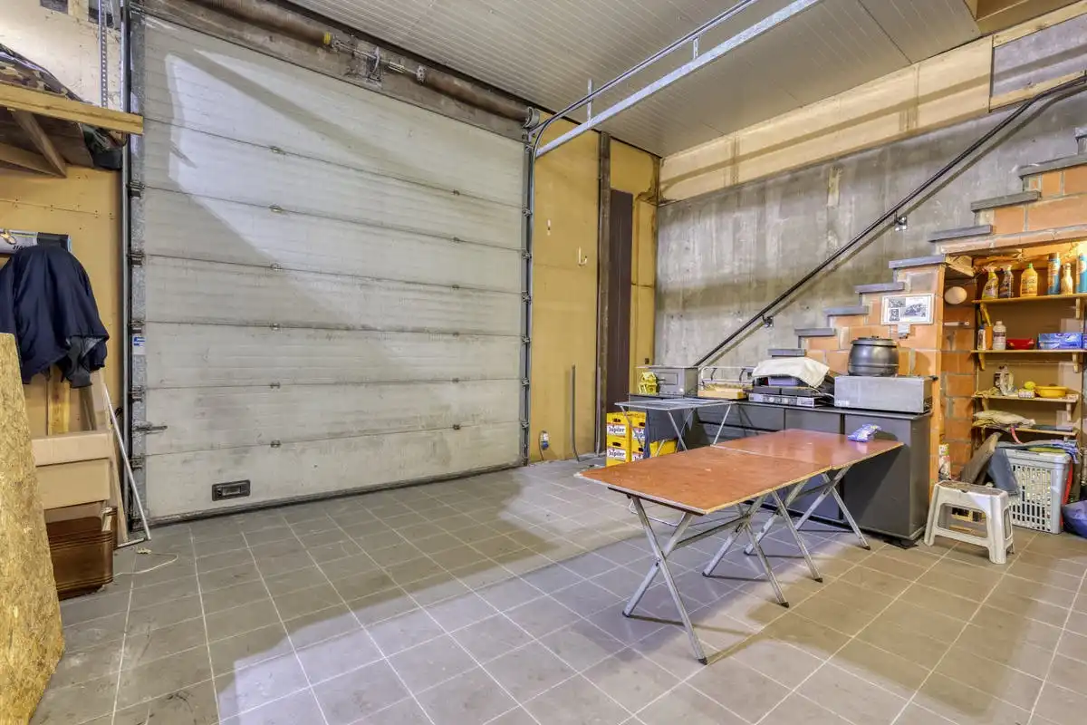 Polyvalente woning te Oudenburg met grote parking foto 24
