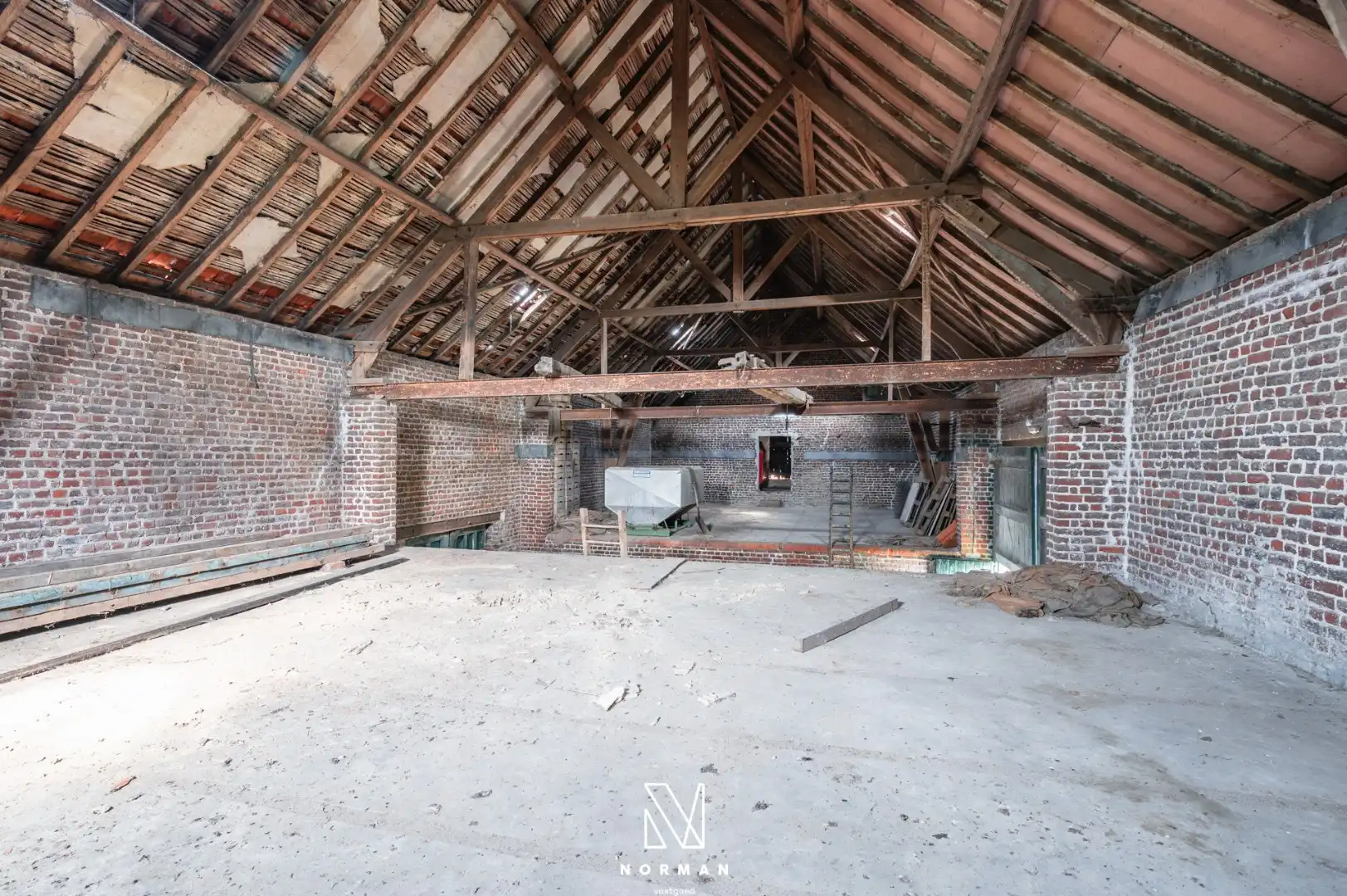 Unieke erfgoedhoeve op 33400 m² met dreef, bijgebouwen en landelijke vergezichten foto 24