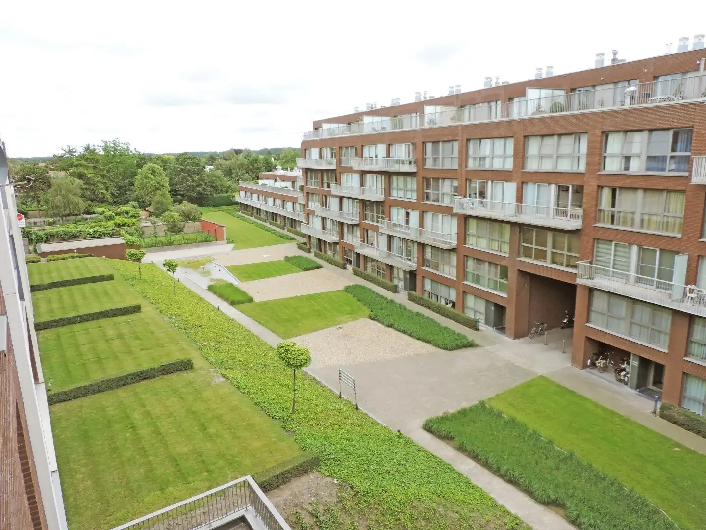 Ruim 2 slaapkamer appartement dichtbij centrum Brugge met autostaanplaats en 2 terrassen foto 11
