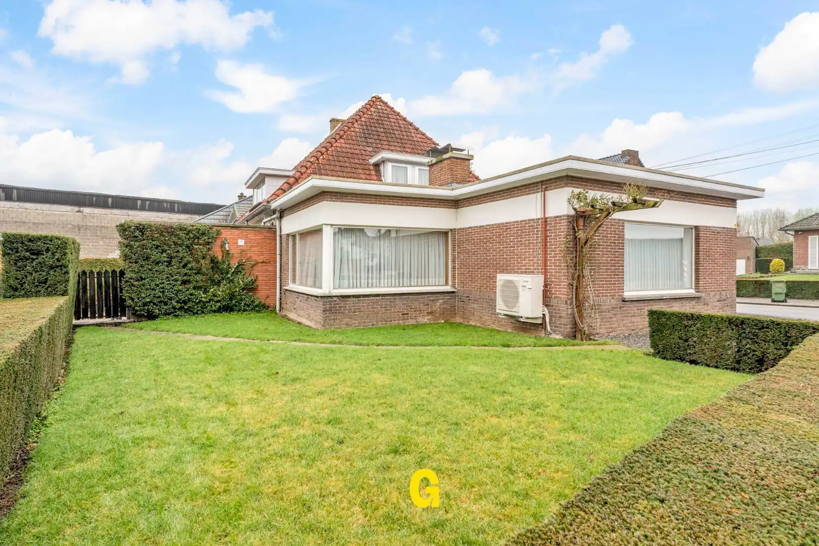 Hoofdfoto van de publicatie: Te renoveren vrijstaande woning met 4 à 5 slaapkamers en tuintje, vlak bij het centrum van Hoeselt