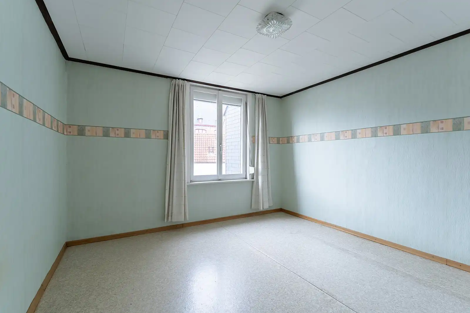 Ruime gezinswoning met 4 slaapkamers in het hart van Heist. foto 14