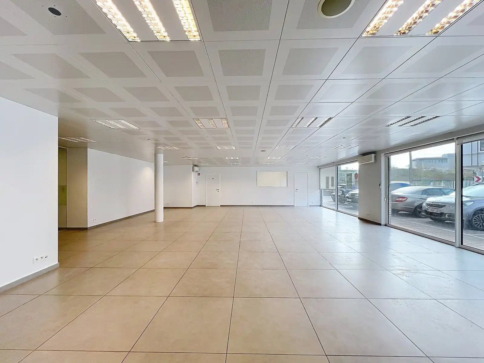 Volledig instapklare LICHTRIJKE commerciële ruimte ± 185m²  (kantoor, diensten, vrije beroepen,...) in het CENTRUM! foto 5