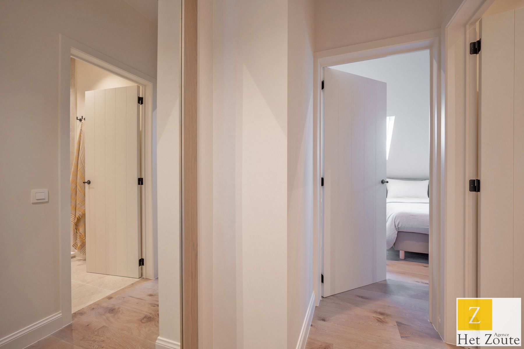 Nieuwbouw penthouse met terras - zicht op approach en zee foto 12
