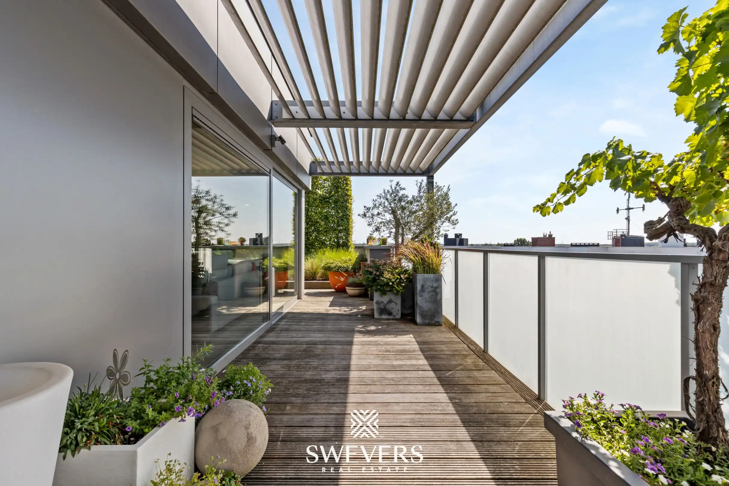 Exclusief penthouse met veel lichtinval en ruim panoramisch terras met prachtig ver uitzicht in centrum Genk foto 2