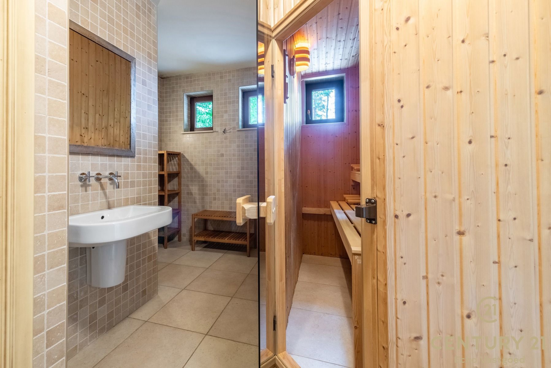 Riante villa met 5 slaapkamers, 4 badkamers en binnenzwembad foto 11