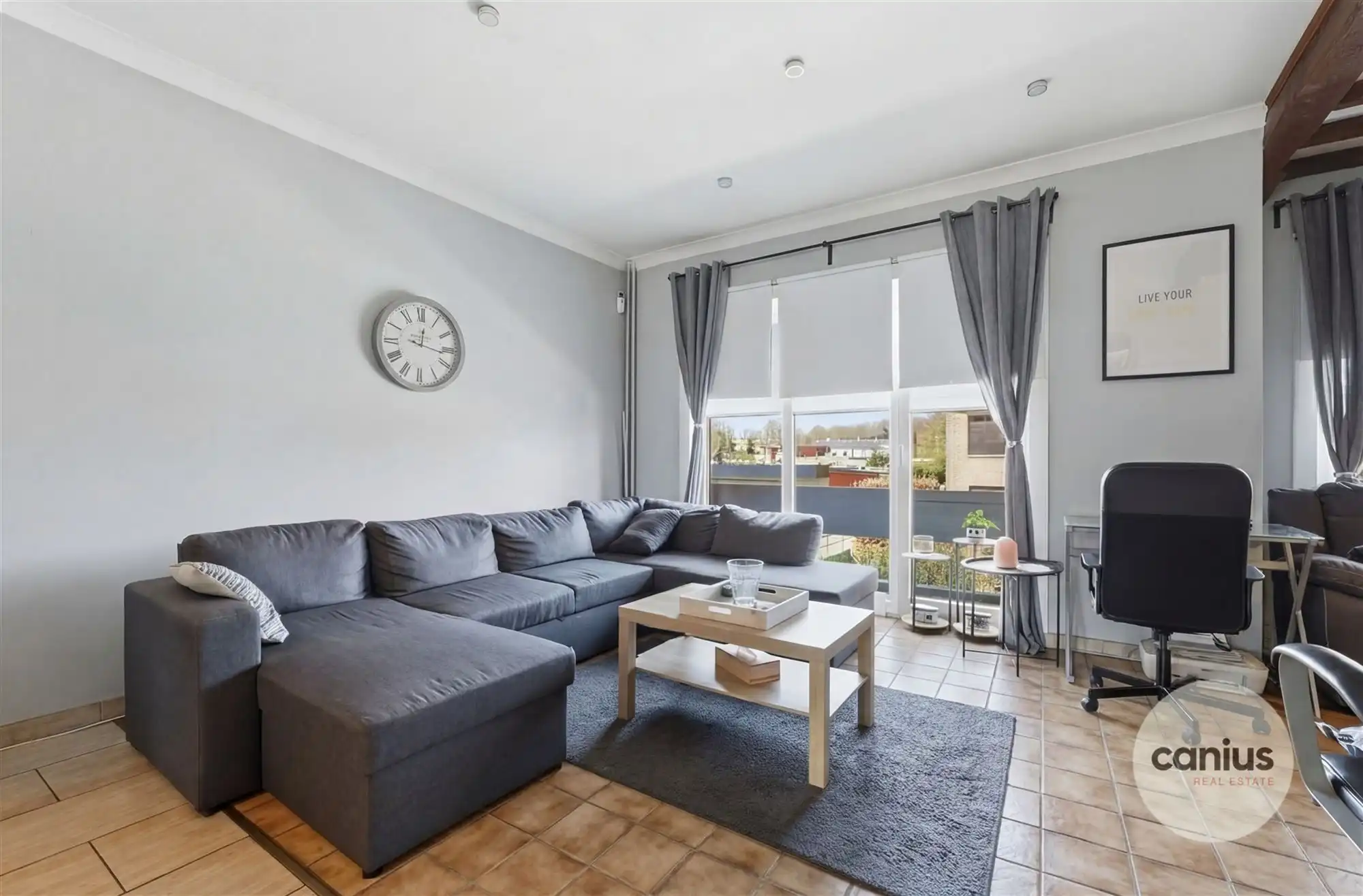 CHARMANTE BEL-ETAGE WONING MET 3 SLAAPKAMERS, GARAGE EN TUIN foto {{pictureIndex}}