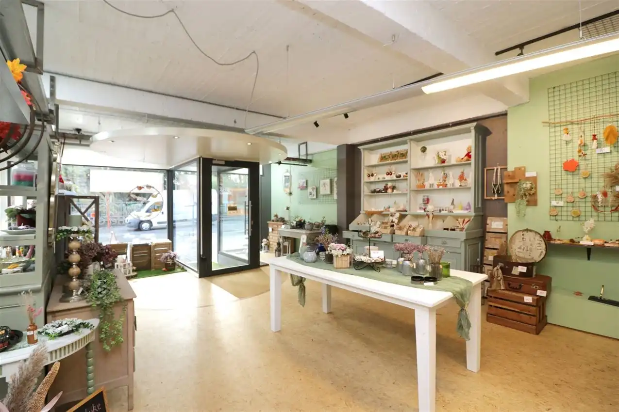 handelszaak met hoge zichtbaarheid en mooie etalage  foto 6