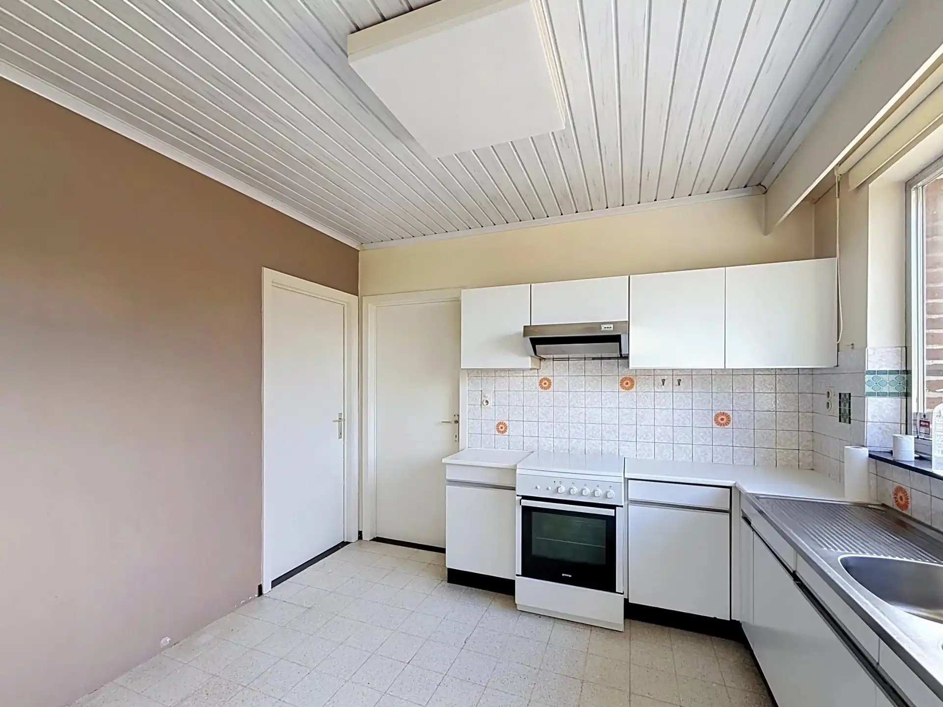 Te renoveren gelijkvloerse woning met 3 slaapkamers op een ruim perceel. foto 9