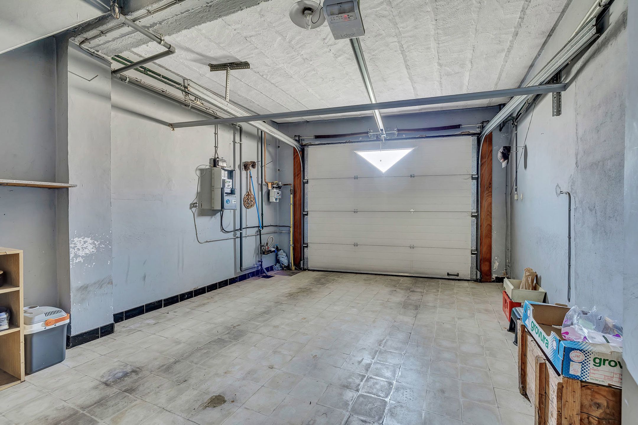 Ruime te renoveren woning op toplocatie foto 14