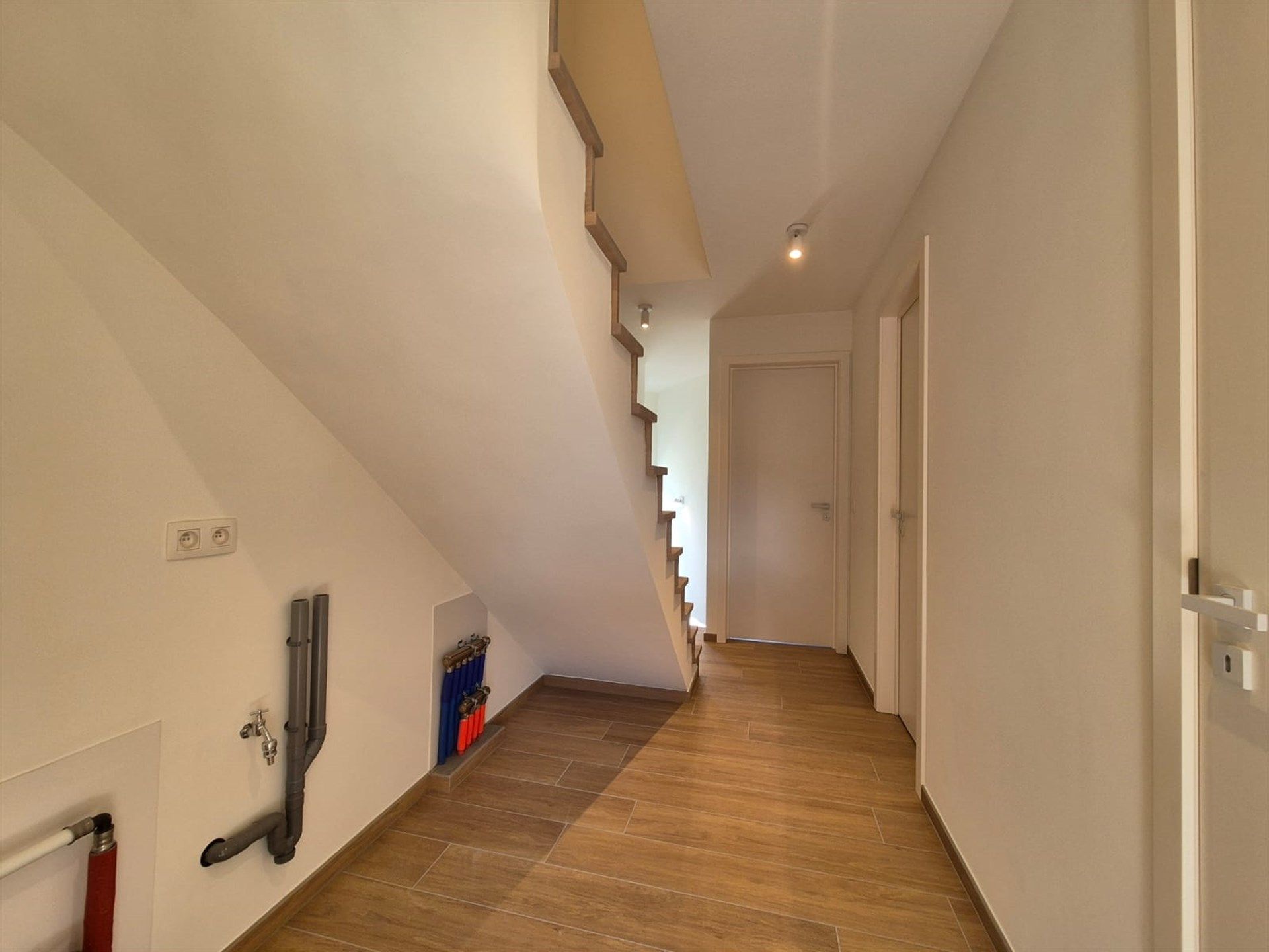 Moderne en energiezuinige nieuwbouwwoning met 2 slaapkamers en koer. foto 13
