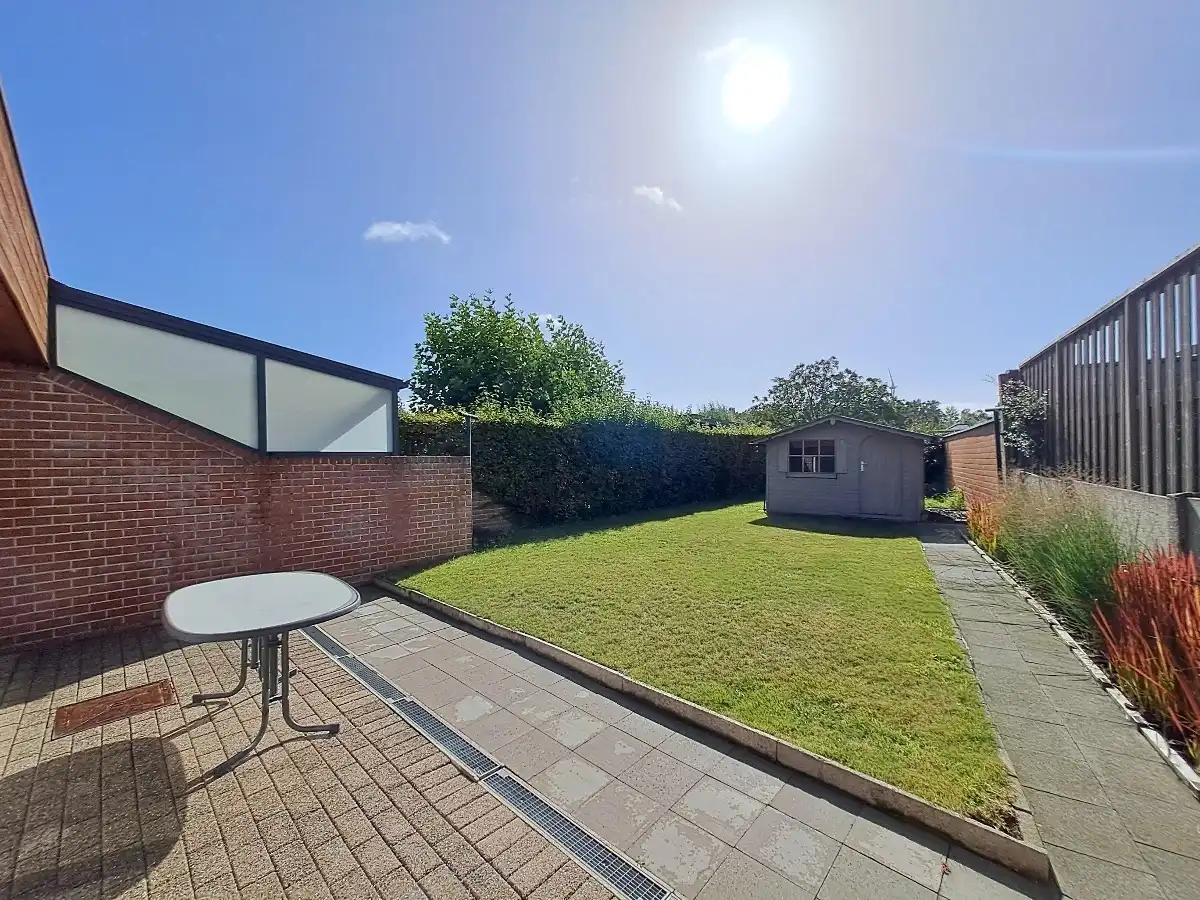 Lichtrijk gelijkvoers appartement met tuin en 2 slaapkamers en garage foto 4