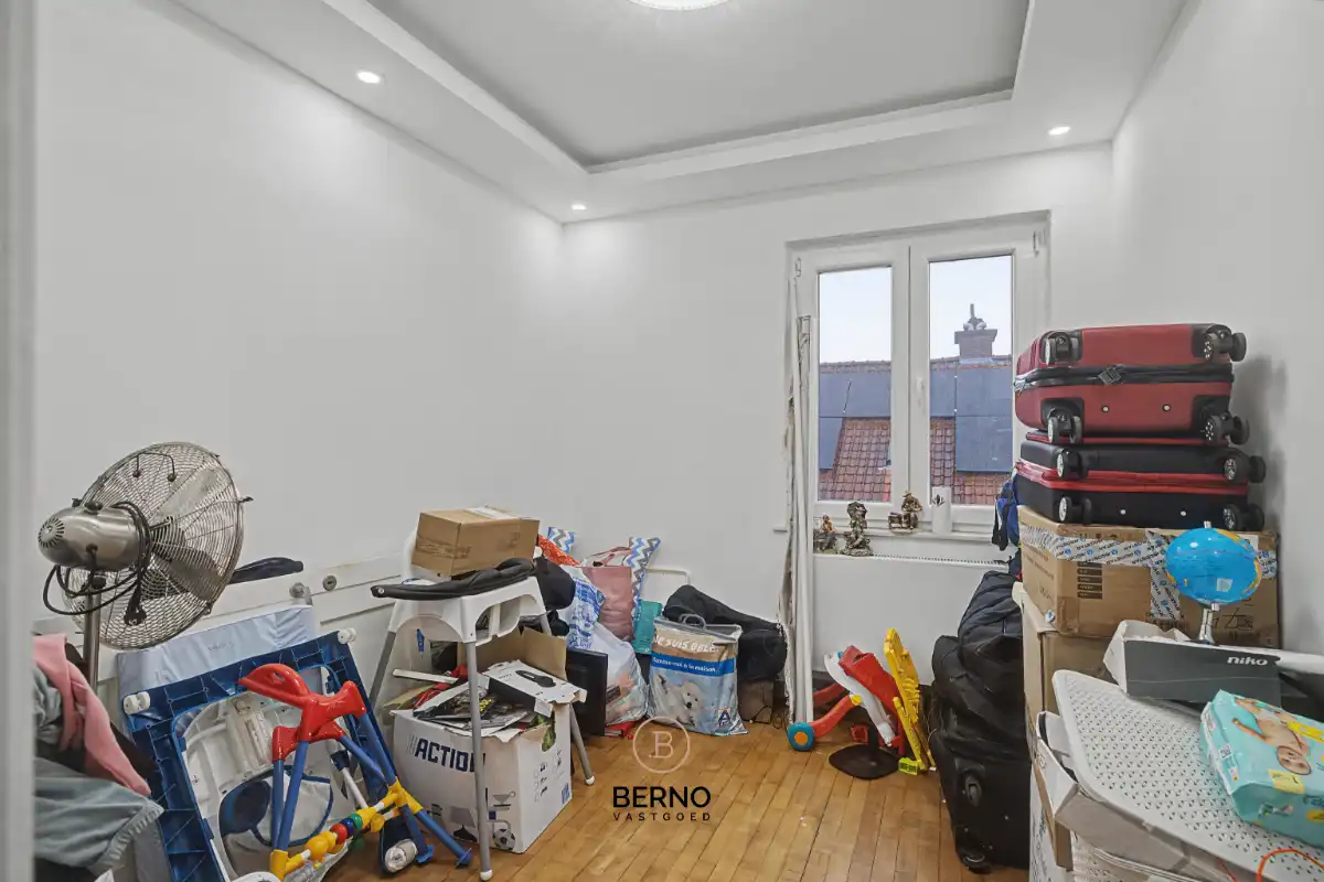 Gerenoveerde woning met 5 slaapkamers en parkeerplaats foto 12