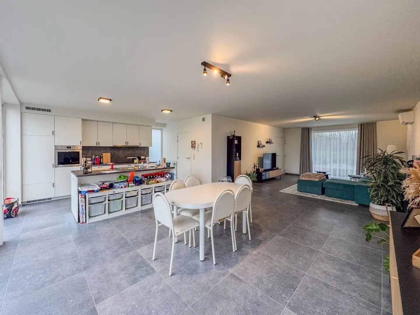 Prachtige nieuwbouwwoning met 3 slaapkamers, carport en tuin met tuinberging. foto 3