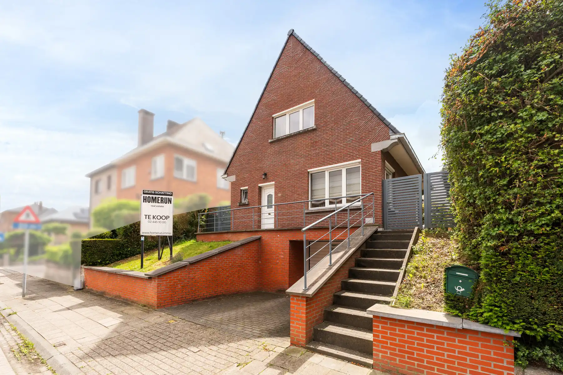 Gezinswoning met 2 slaapkamers, zolder, grote tuin en garage foto 3