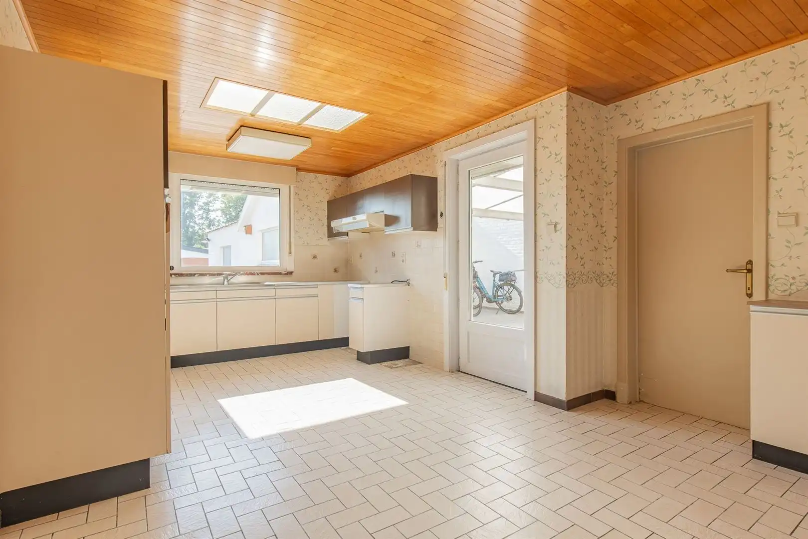 Rustig gelegen gezinswoning met 4 slaapkamers, garage en tuin. foto 6