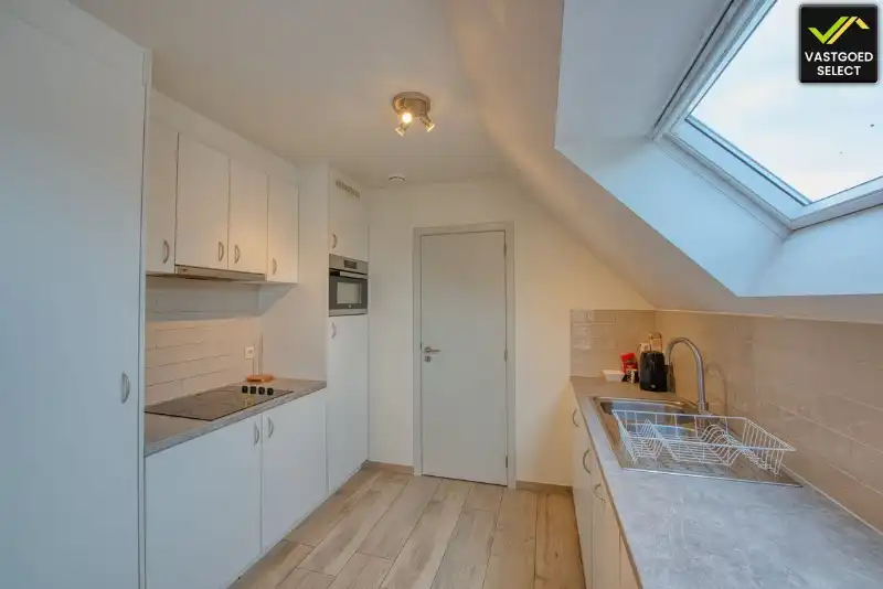 Energiezuinig duplexappartement met 2 slaapkamers, zonnepanelen, ruim terras, garage en parkeerplaats in Adegem foto 6
